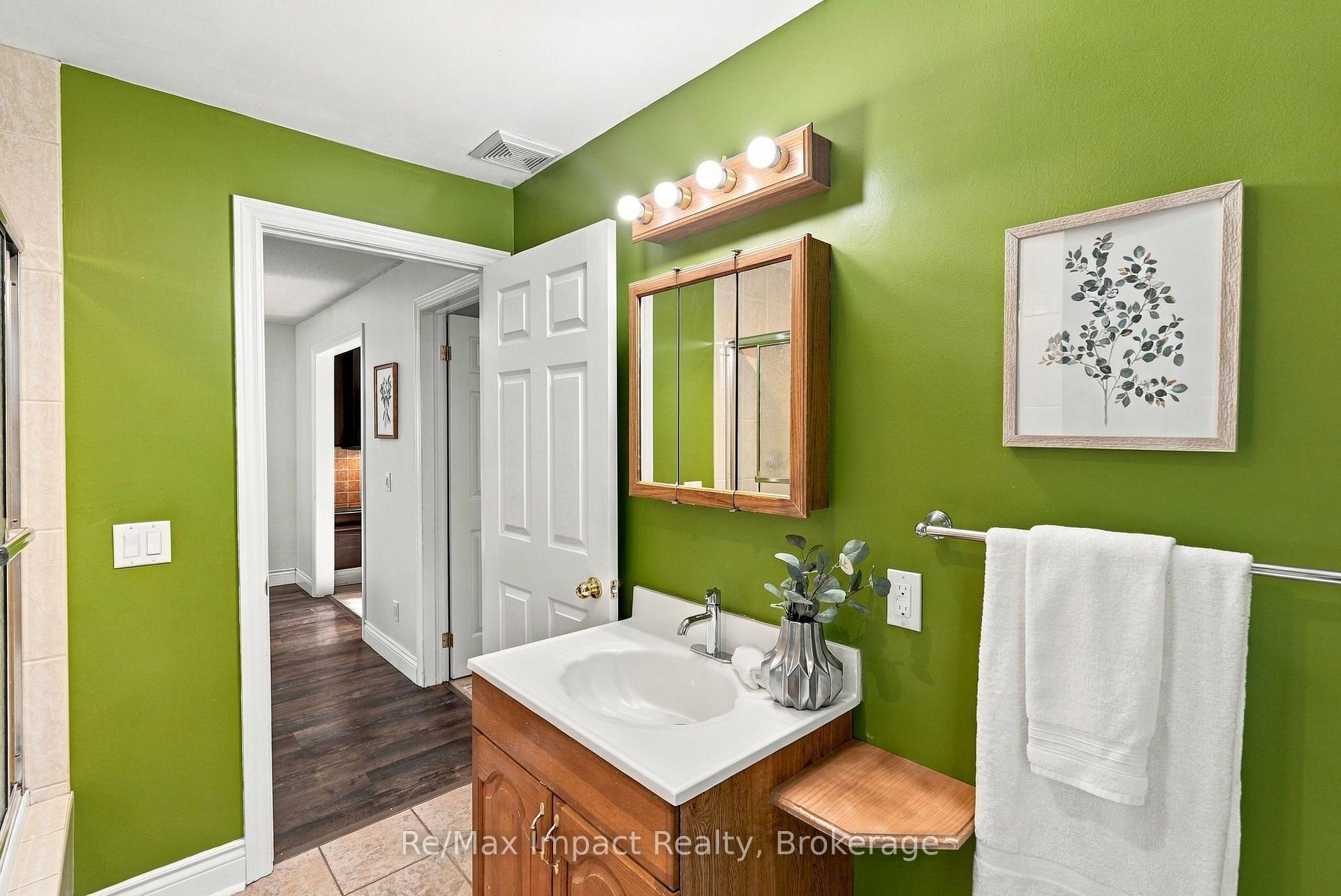 Photo 23 of 172 Roxborough Avenue, Oshawa, O'Neill — HOMEH