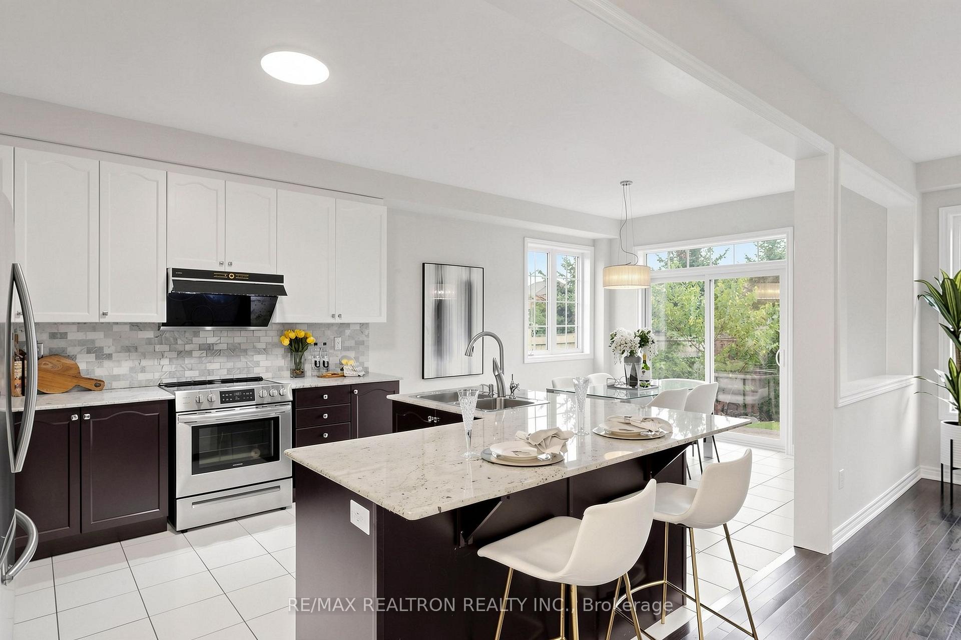 Photo 4 of 62 Bracknell Avenue, Markham, Berczy — HOMEH