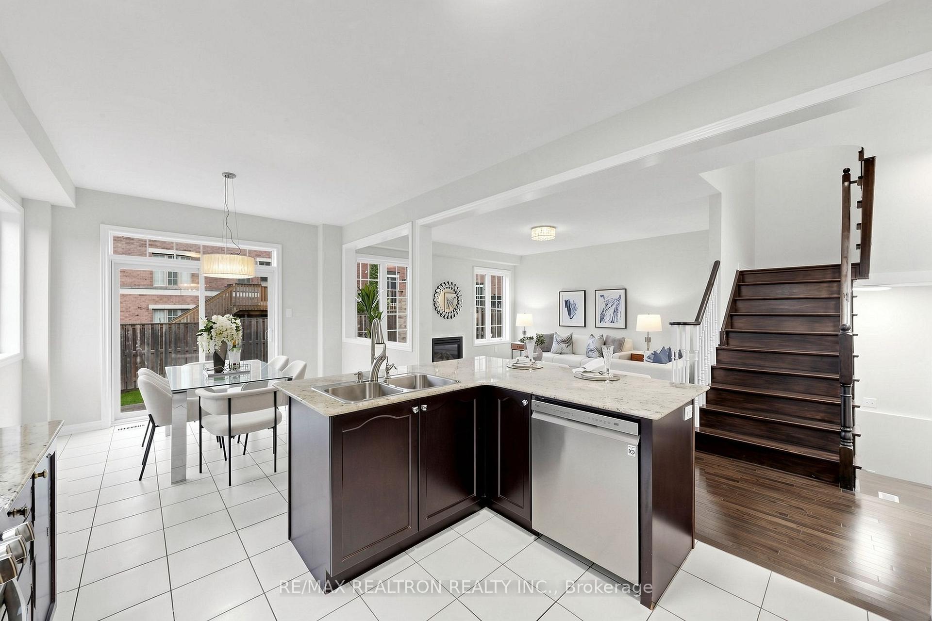Photo 5 of 62 Bracknell Avenue, Markham, Berczy — HOMEH