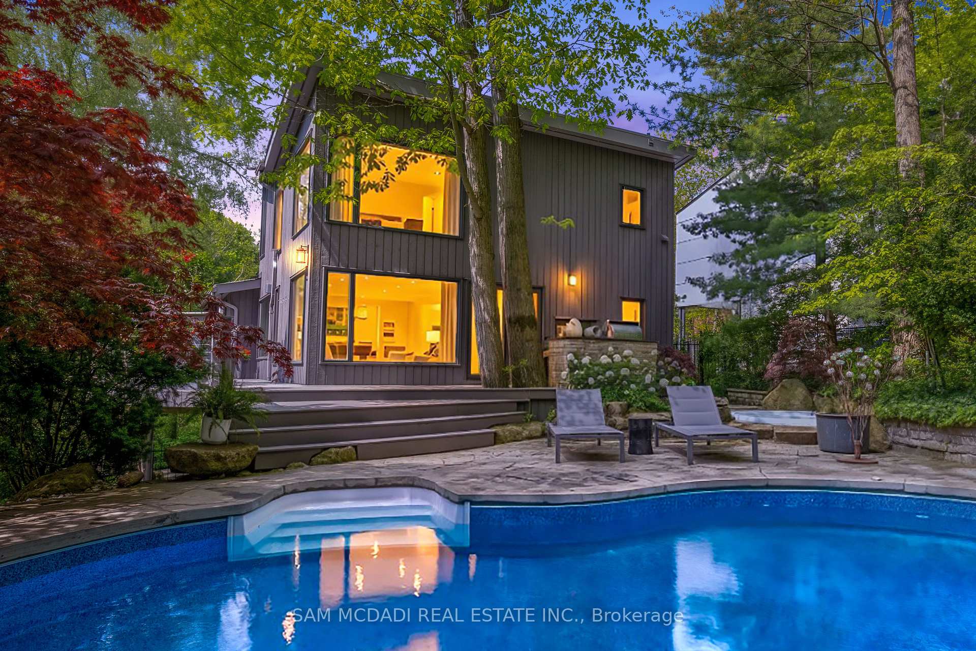 Photo of 1273 Queen Victoria Avenue