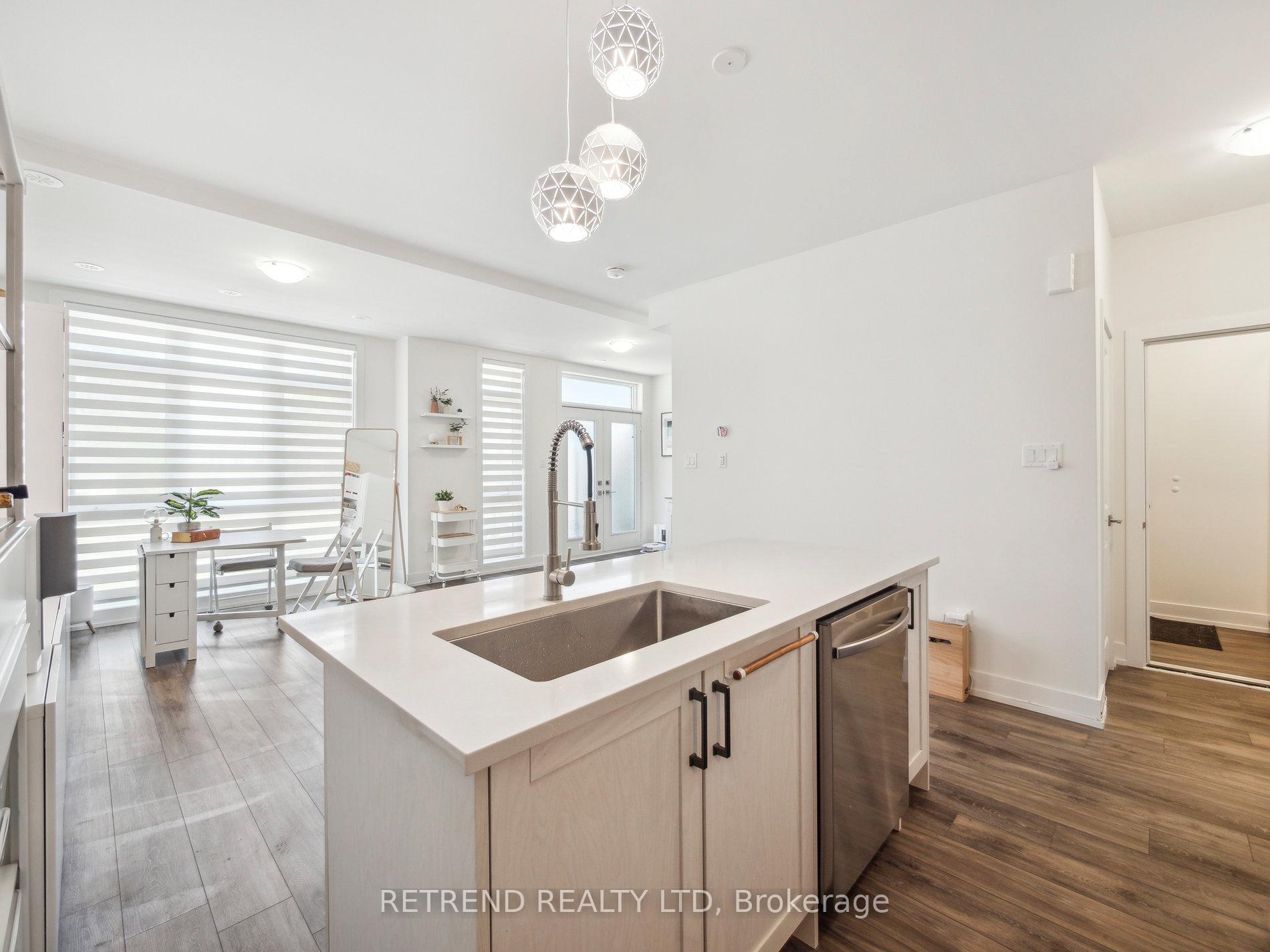 Photo 3 of Unit 9, 1 Bond Crescent, Richmond Hill, Oak Ridges — HOMEH