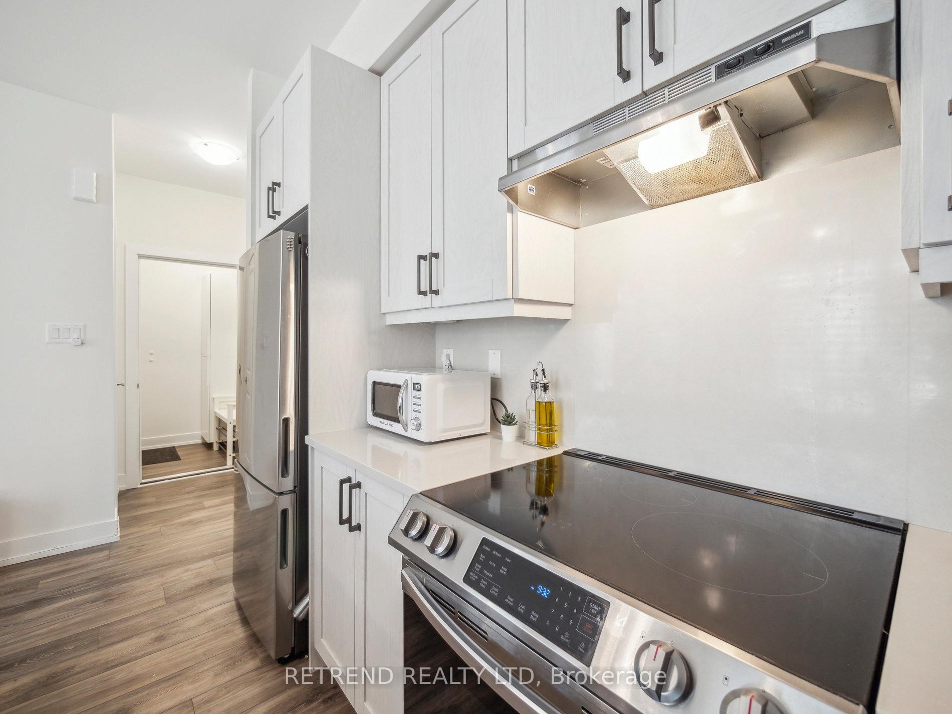 Photo 4 of Unit 9, 1 Bond Crescent, Richmond Hill, Oak Ridges — HOMEH