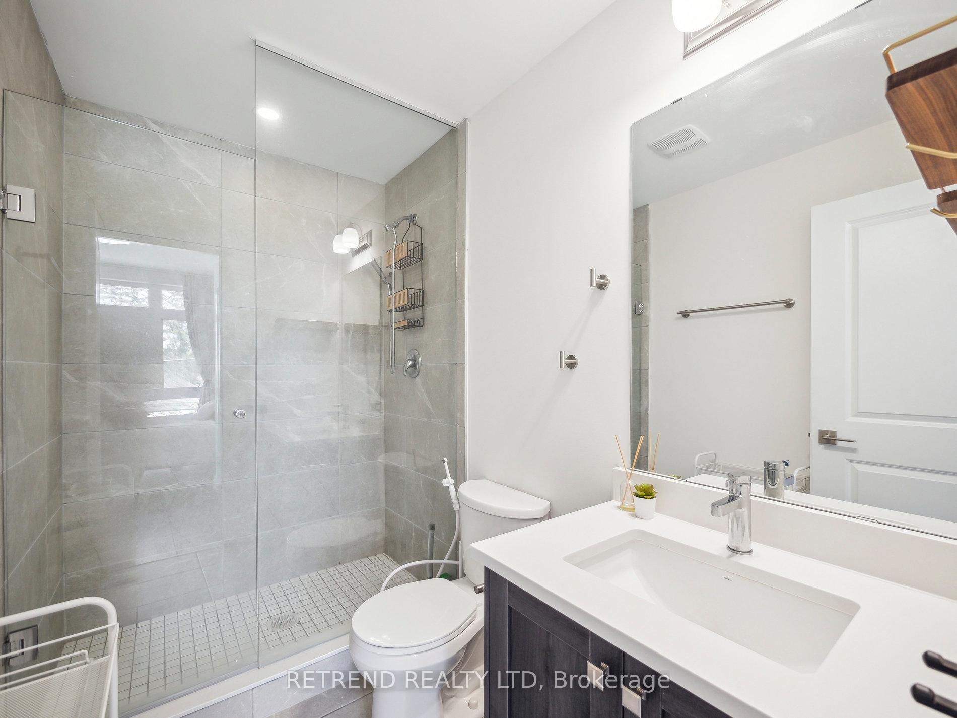 Photo 12 of Unit 9, 1 Bond Crescent, Richmond Hill, Oak Ridges — HOMEH