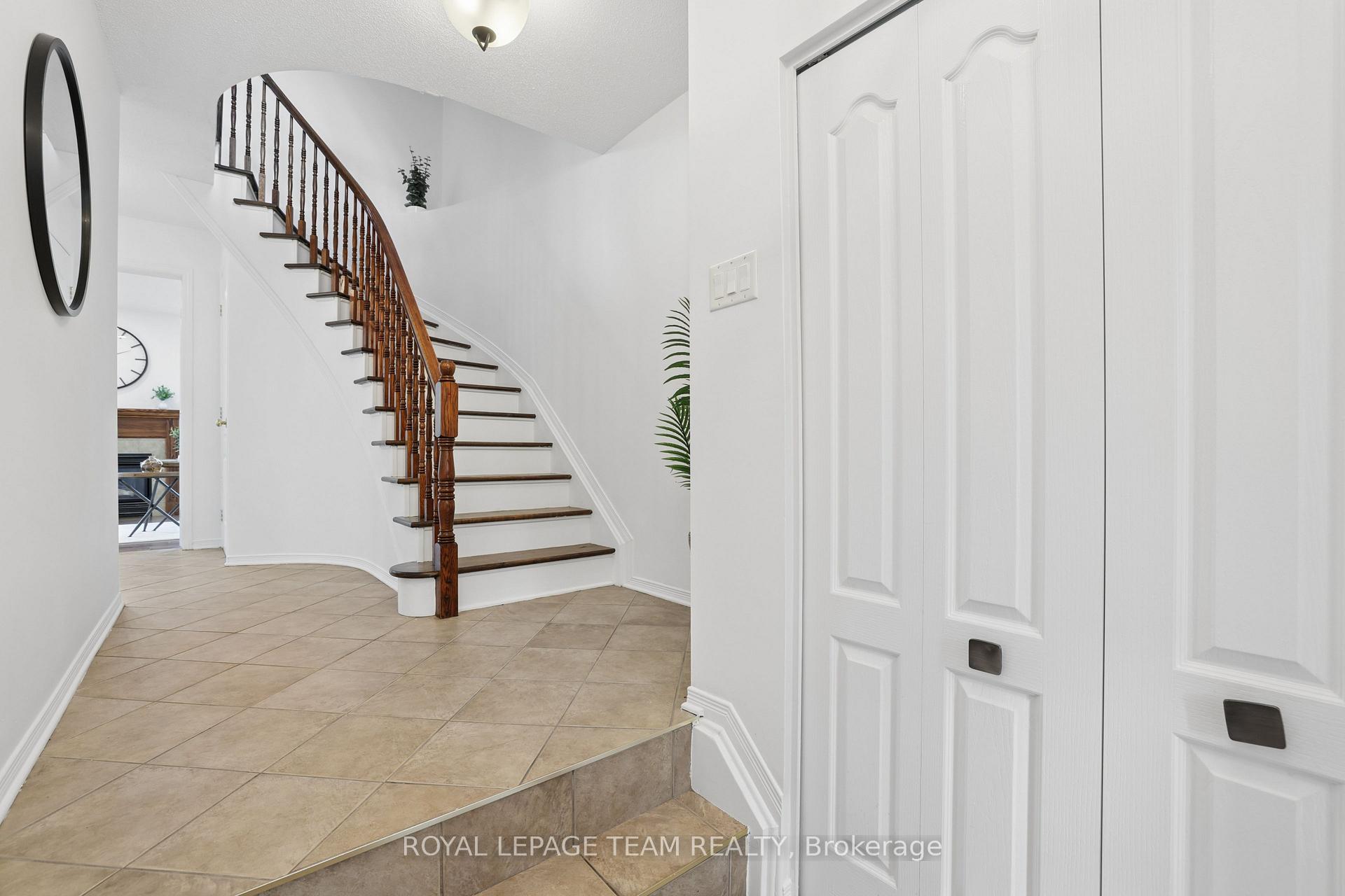 Photo 3 of 19 Great Oak Private, Ottawa, Riverview Park — HOMEH
