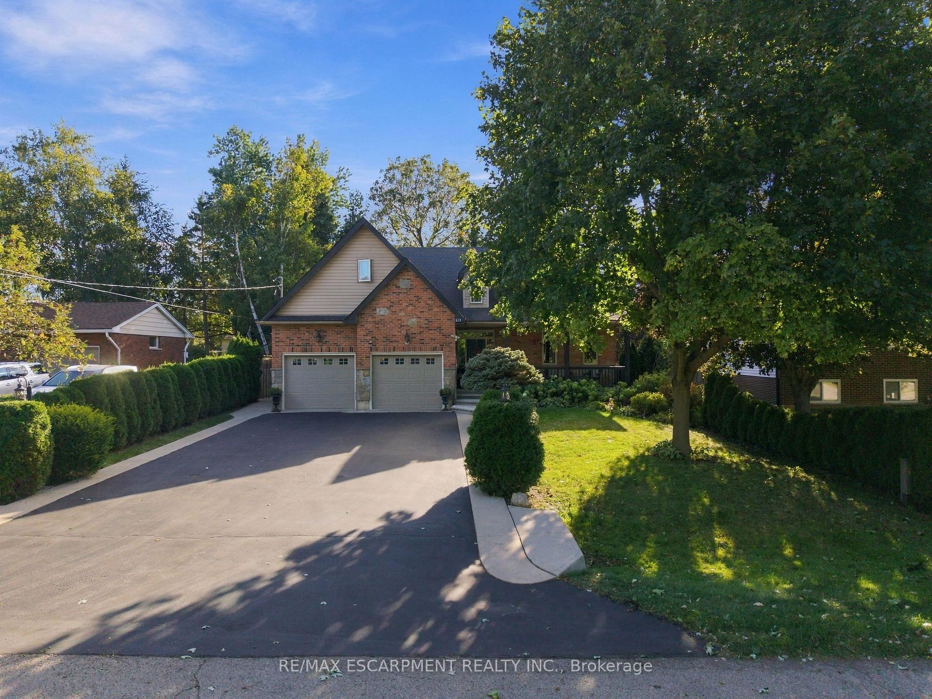 Photo 2 of 4 Summit Drive, Hamilton, Waterdown — HOMEH