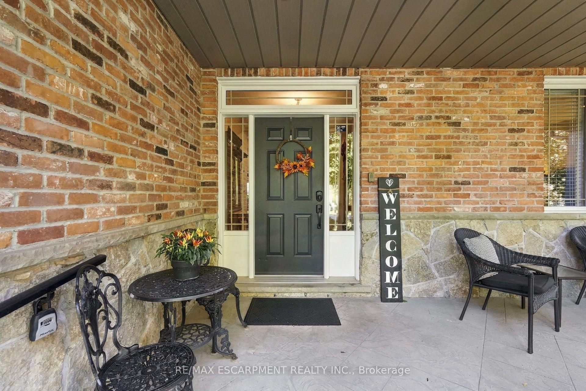 Photo 3 of 4 Summit Drive, Hamilton, Waterdown — HOMEH