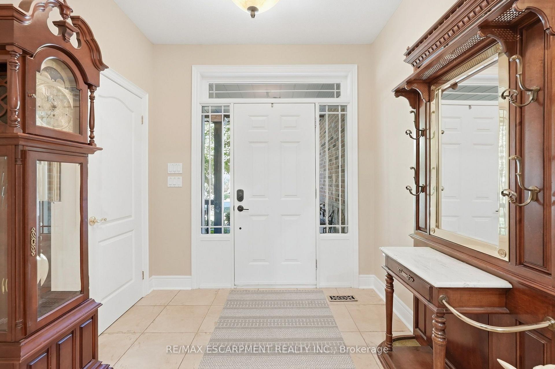 Photo 5 of 4 Summit Drive, Hamilton, Waterdown — HOMEH
