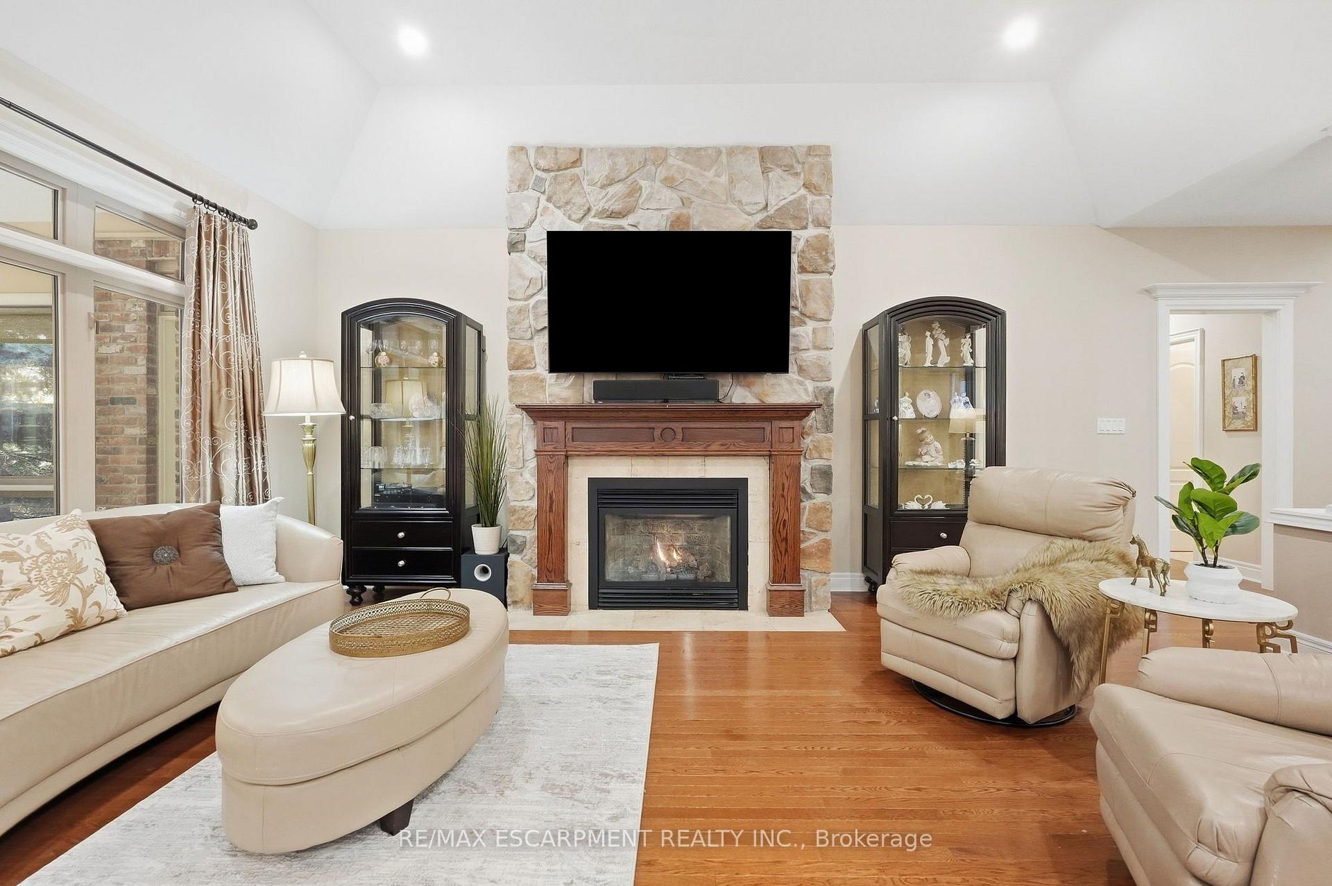 Photo 6 of 4 Summit Drive, Hamilton, Waterdown — HOMEH