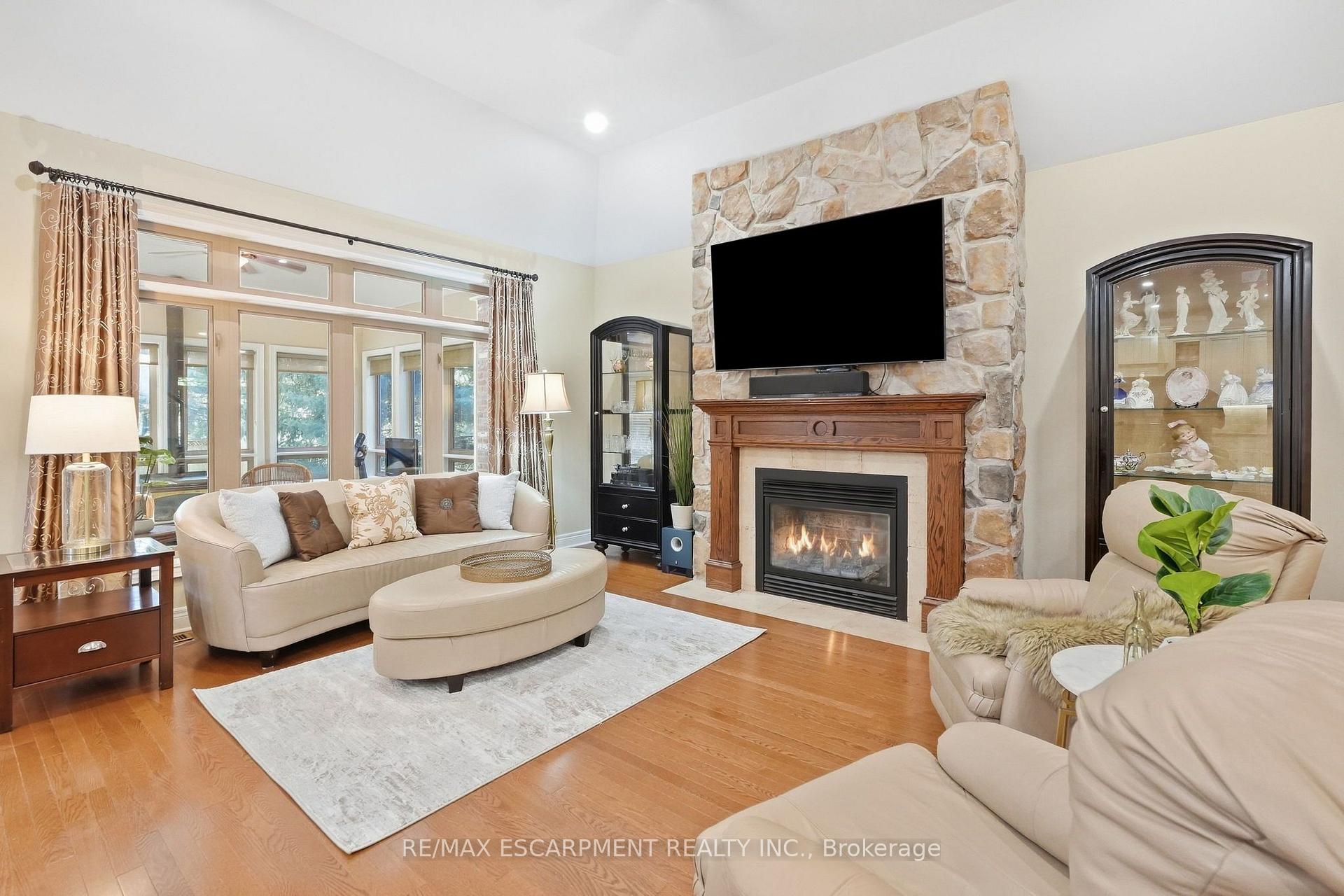 Photo 7 of 4 Summit Drive, Hamilton, Waterdown — HOMEH