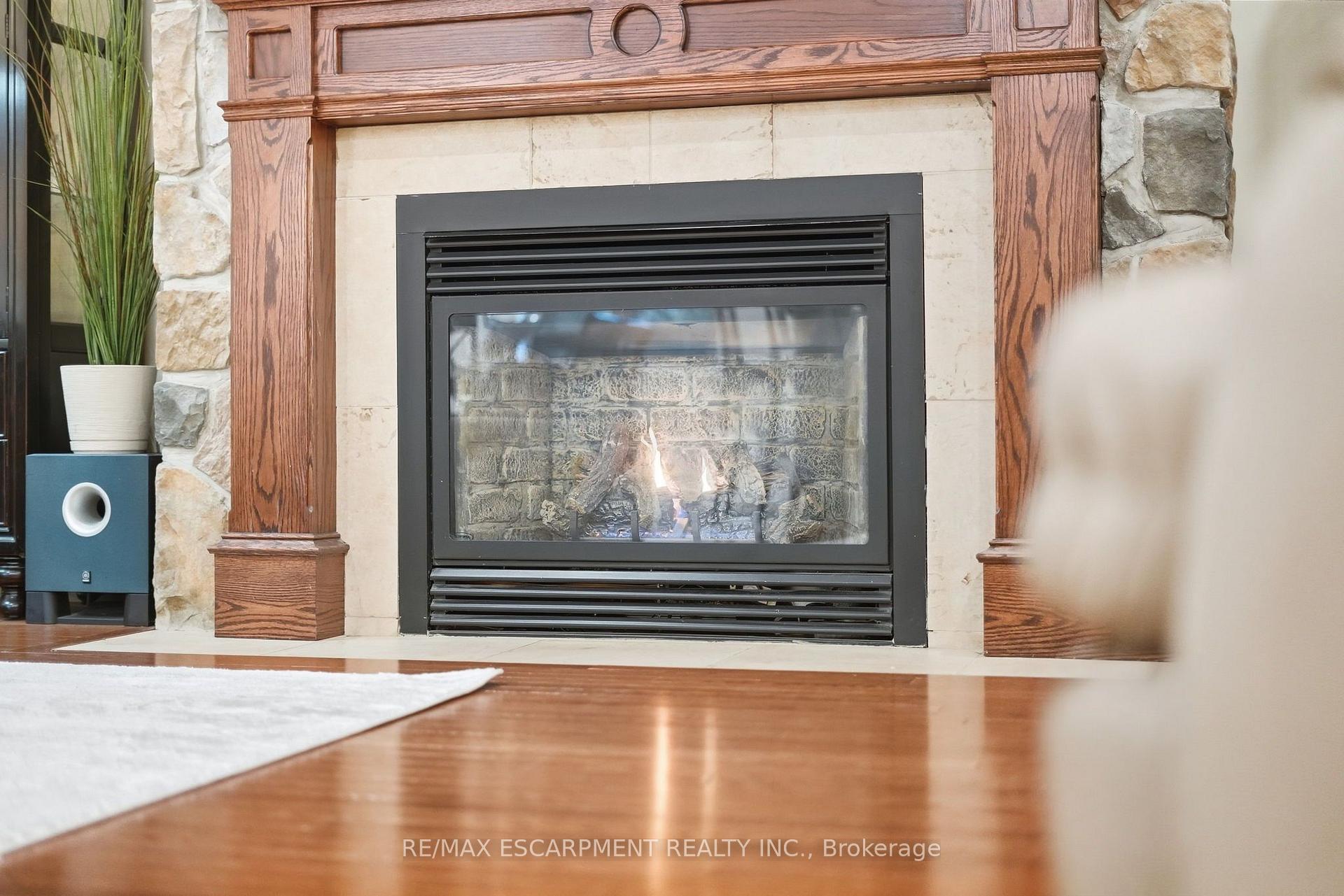 Photo 8 of 4 Summit Drive, Hamilton, Waterdown — HOMEH