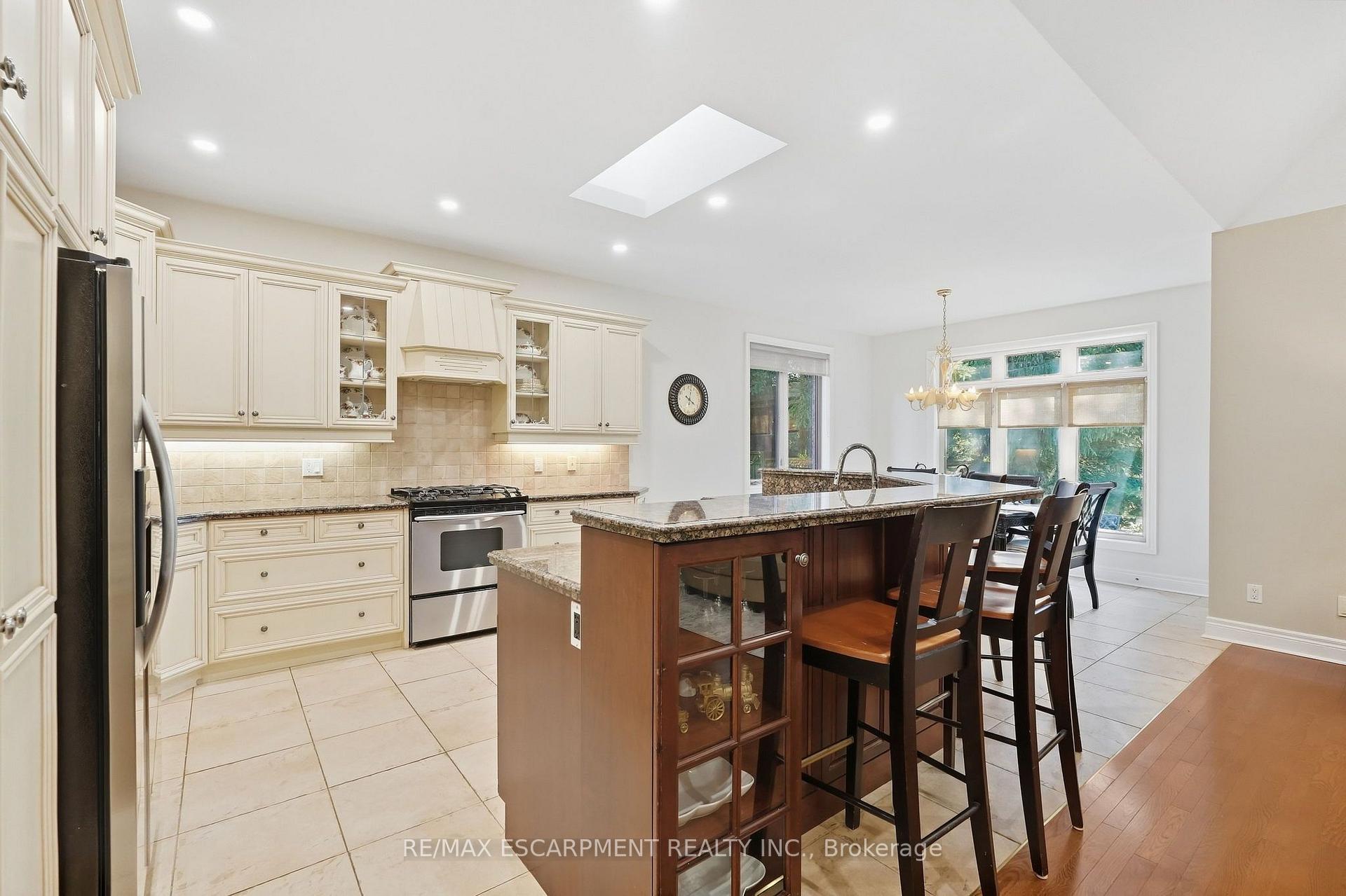Photo 10 of 4 Summit Drive, Hamilton, Waterdown — HOMEH