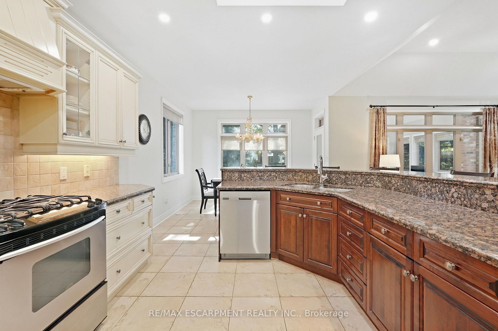 Photo 11 of 4 Summit Drive, Hamilton, Waterdown — HOMEH