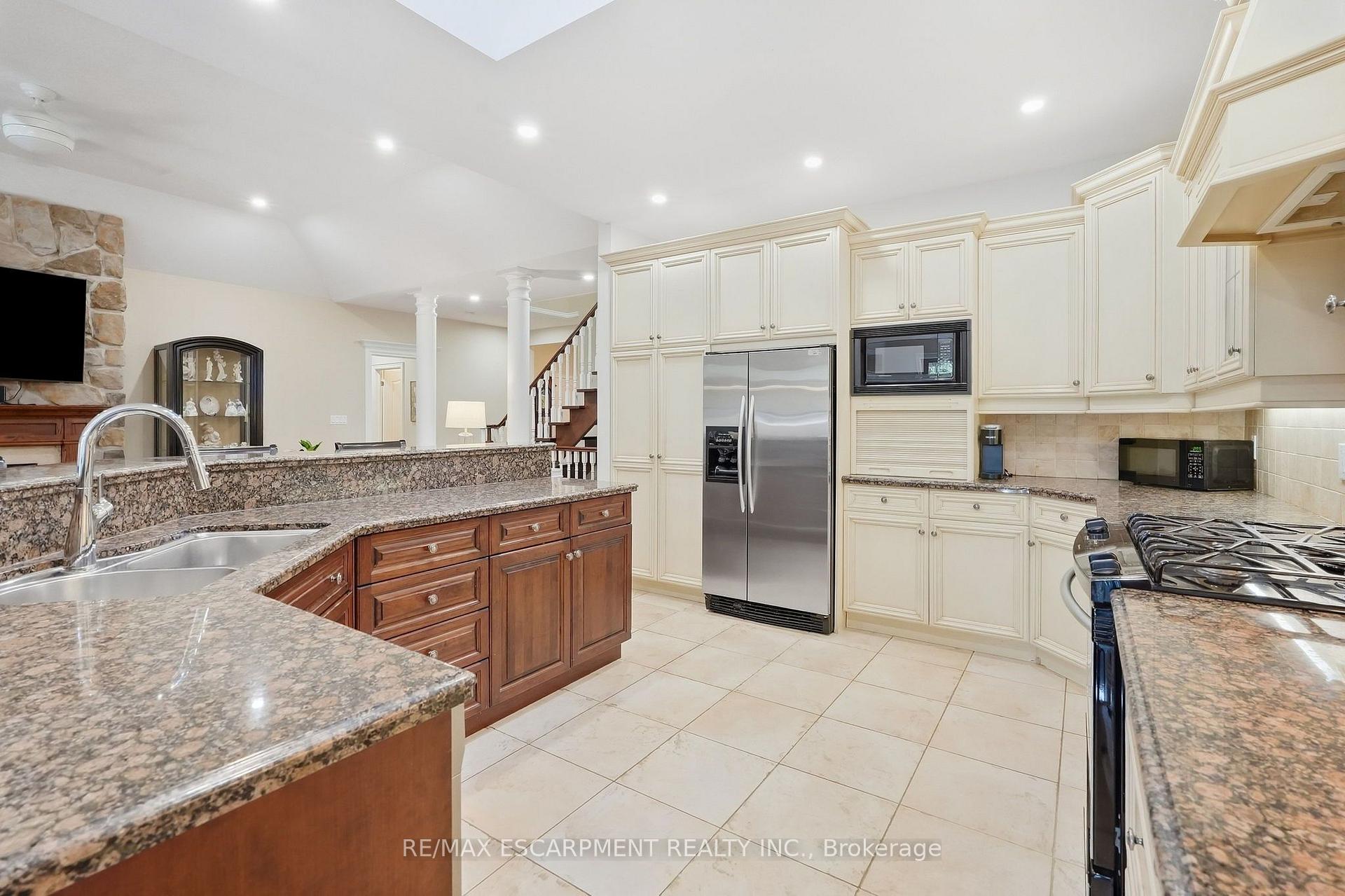Photo 12 of 4 Summit Drive, Hamilton, Waterdown — HOMEH