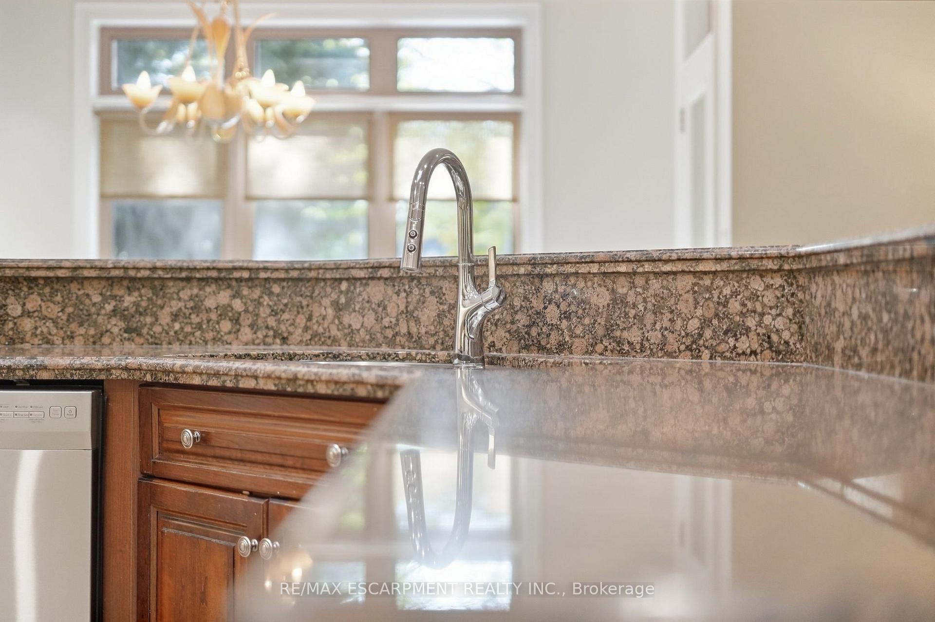 Photo 13 of 4 Summit Drive, Hamilton, Waterdown — HOMEH