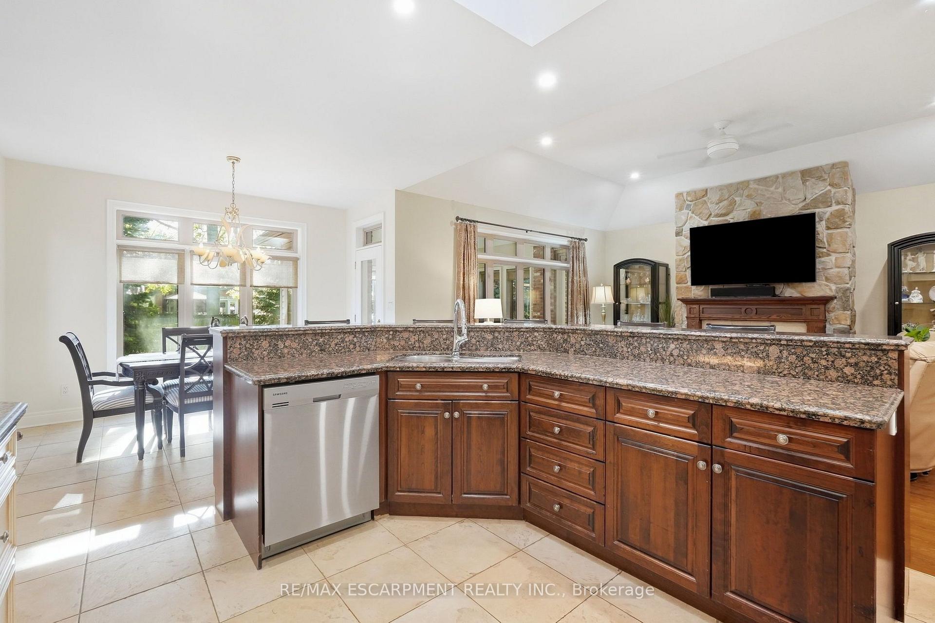 Photo 14 of 4 Summit Drive, Hamilton, Waterdown — HOMEH