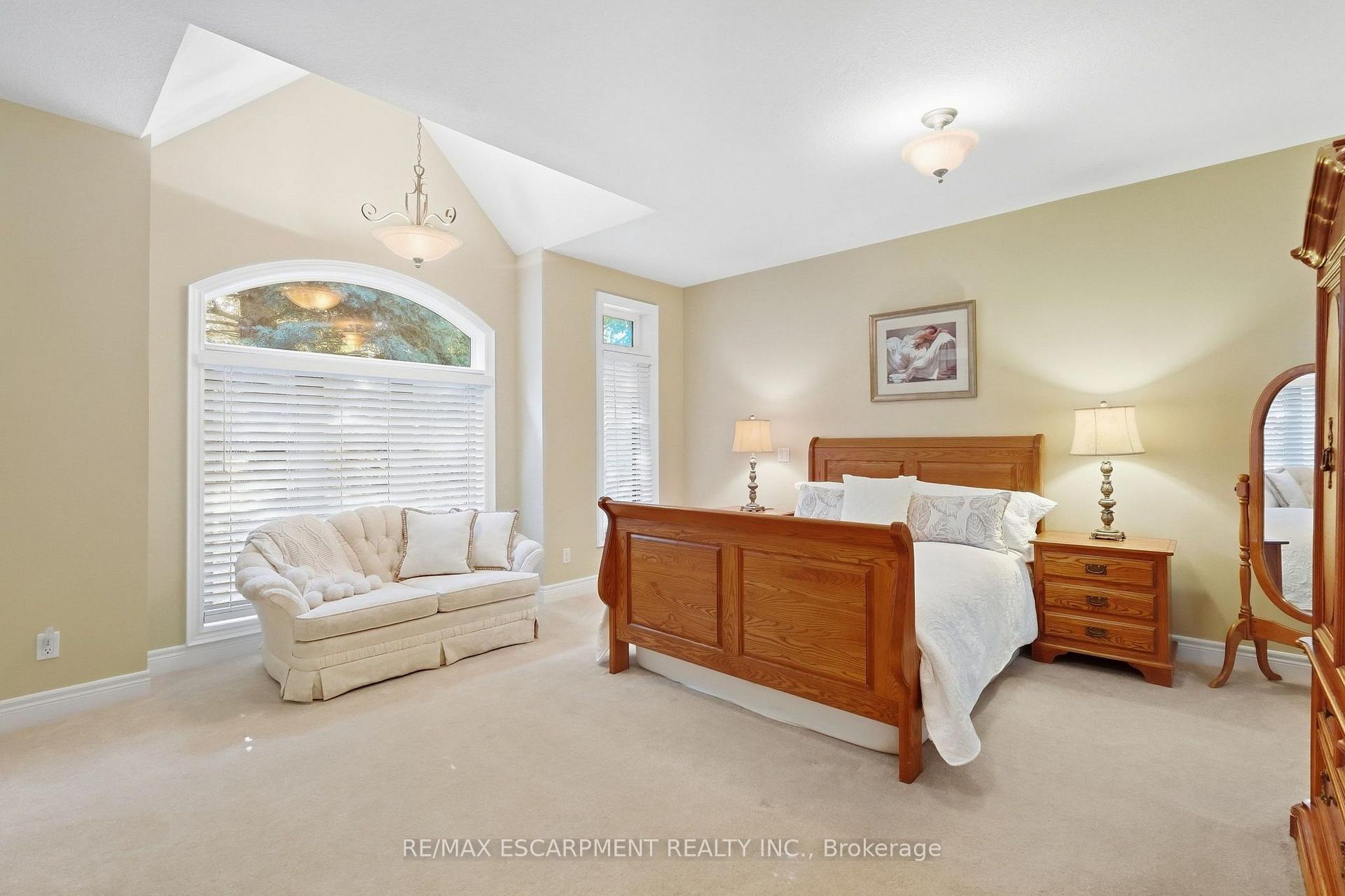 Photo 21 of 4 Summit Drive, Hamilton, Waterdown — HOMEH
