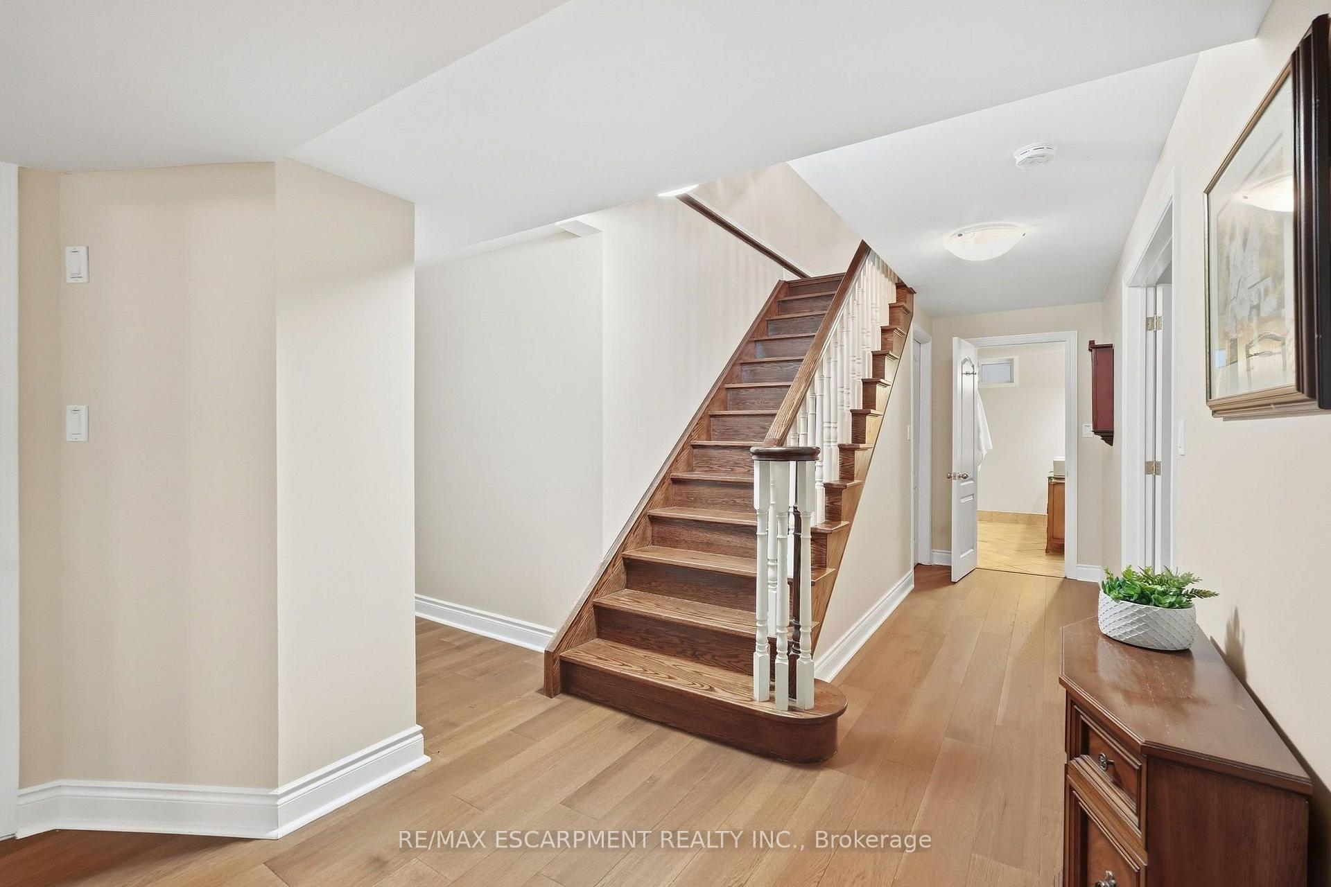 Photo 29 of 4 Summit Drive, Hamilton, Waterdown — HOMEH