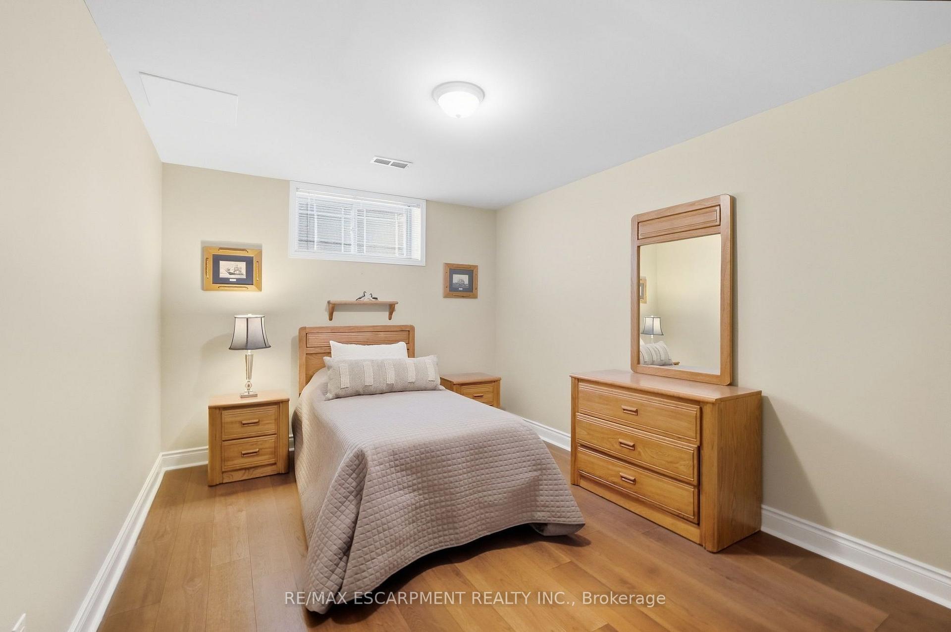Photo 31 of 4 Summit Drive, Hamilton, Waterdown — HOMEH