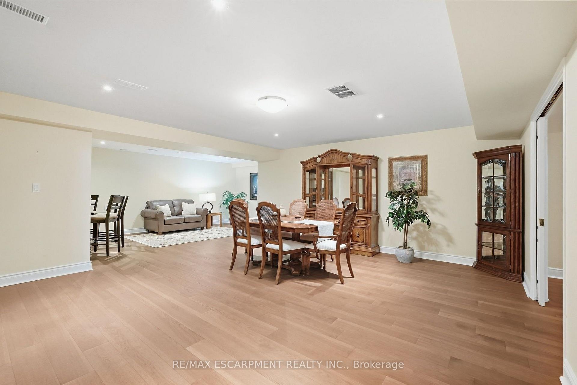 Photo 32 of 4 Summit Drive, Hamilton, Waterdown — HOMEH