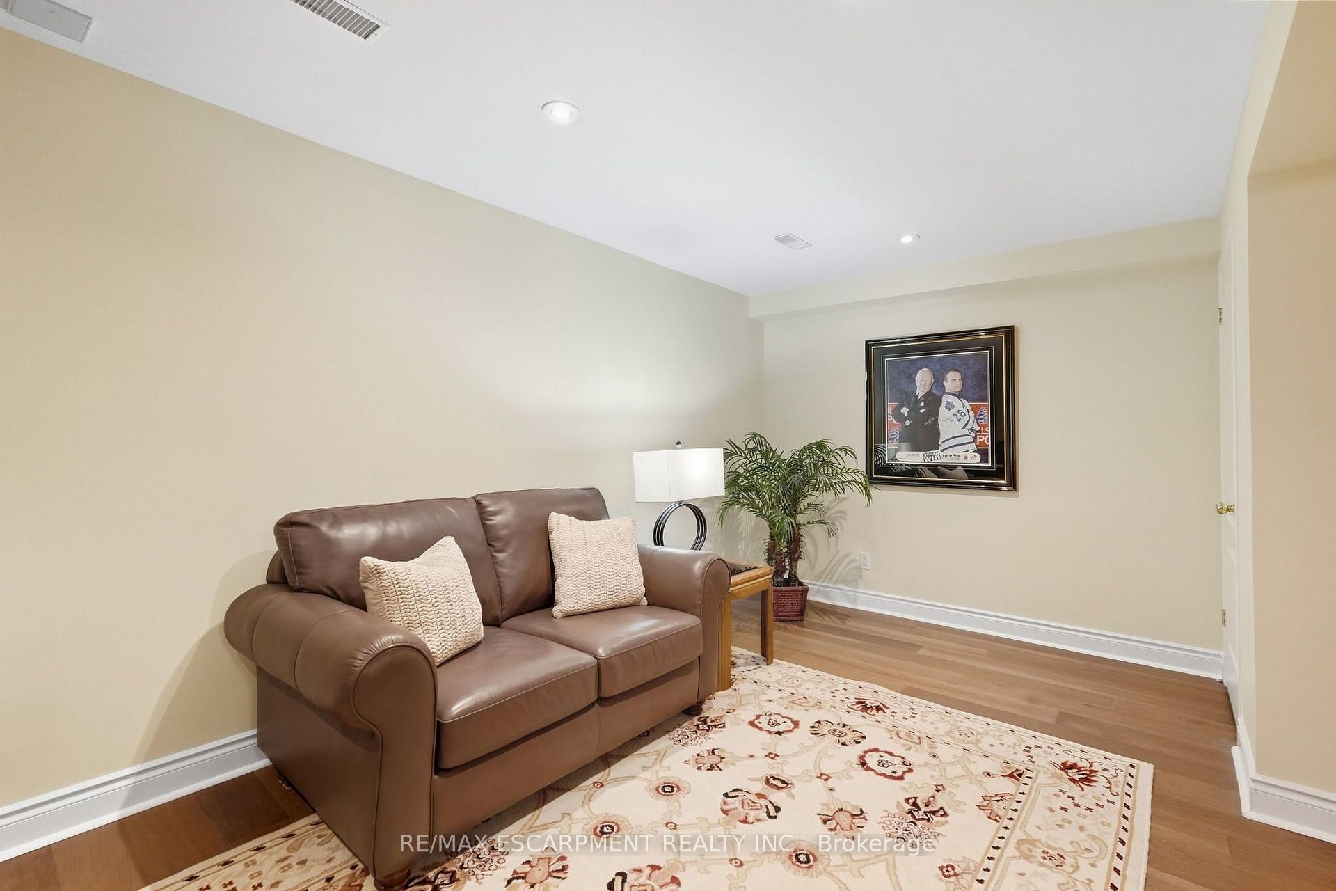 Photo 33 of 4 Summit Drive, Hamilton, Waterdown — HOMEH