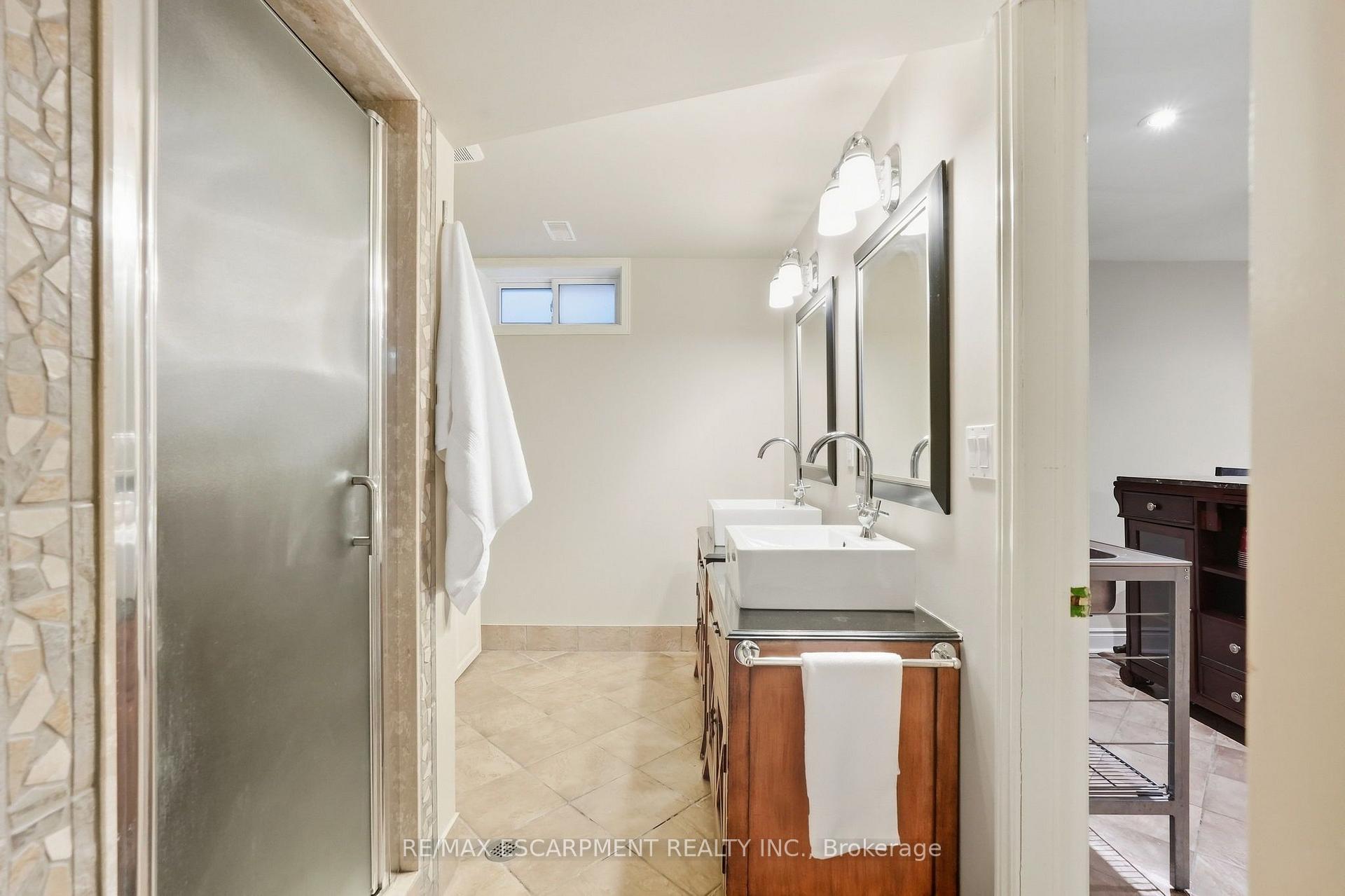 Photo 39 of 4 Summit Drive, Hamilton, Waterdown — HOMEH