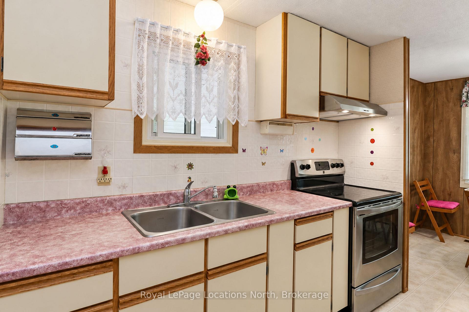Photo 4 of 16 Sinclair Avenue S, Wasaga Beach — HOMEH