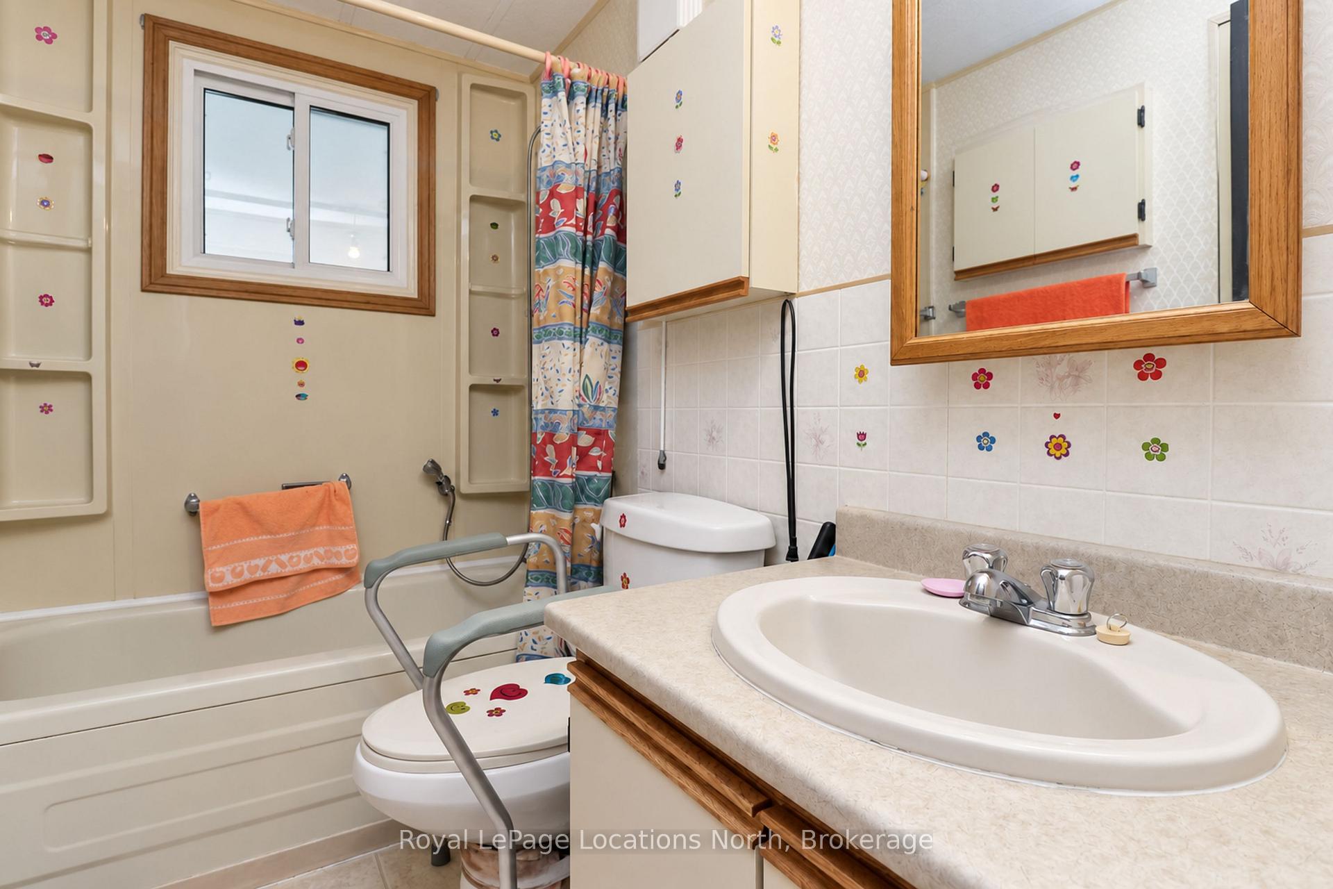 Photo 12 of 16 Sinclair Avenue S, Wasaga Beach — HOMEH