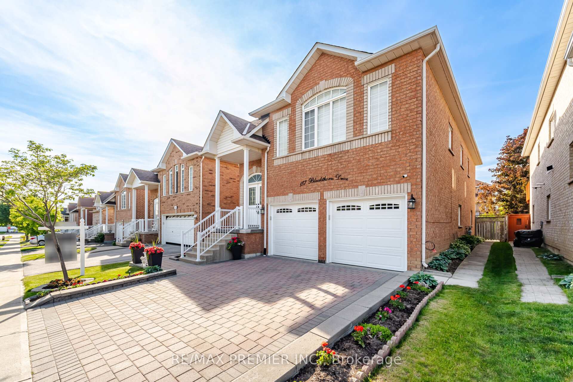 Photo 2 of 137 Blackthorn Drive, Vaughan, Maple — HOMEH