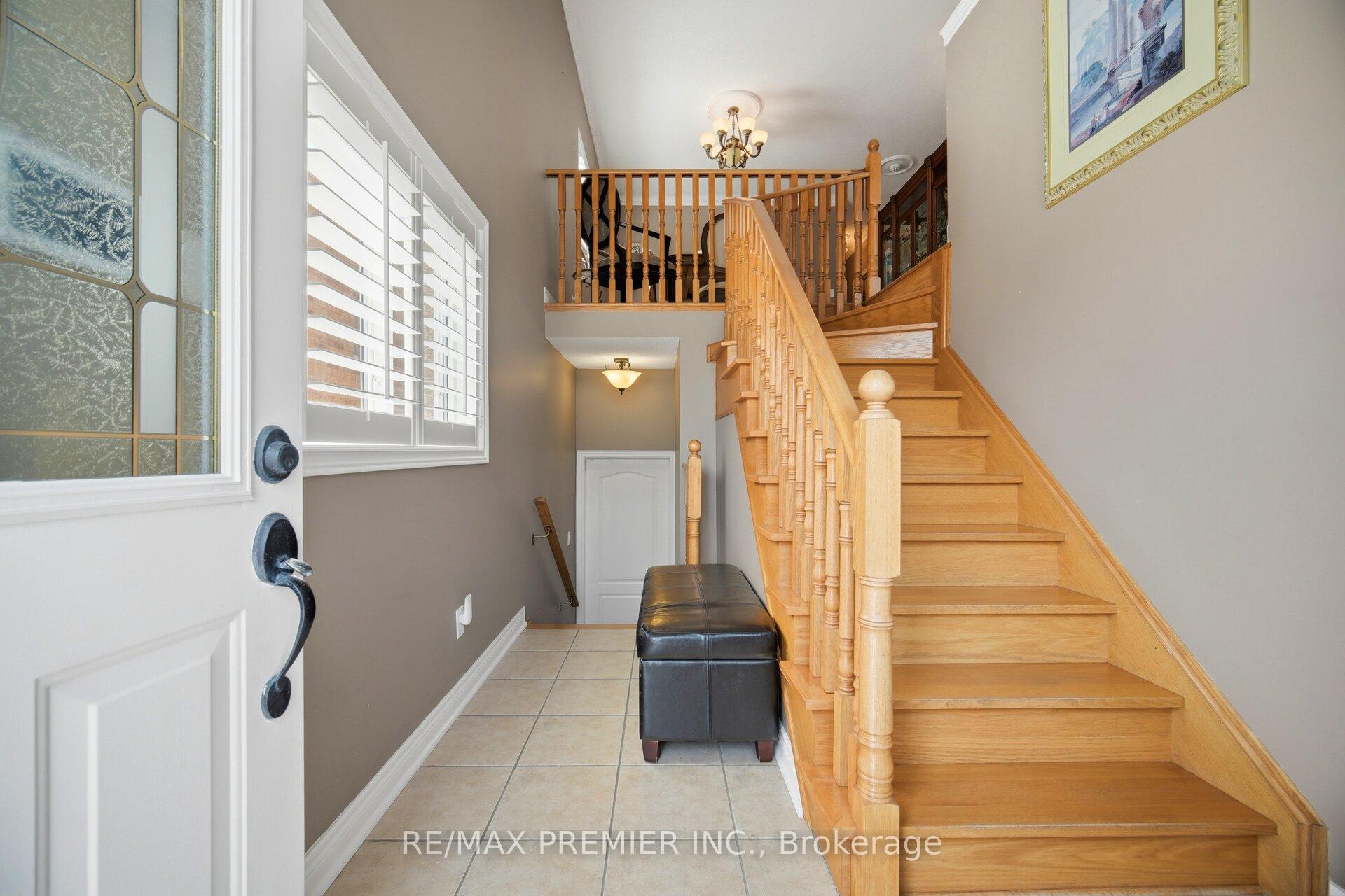 Photo 5 of 137 Blackthorn Drive, Vaughan, Maple — HOMEH