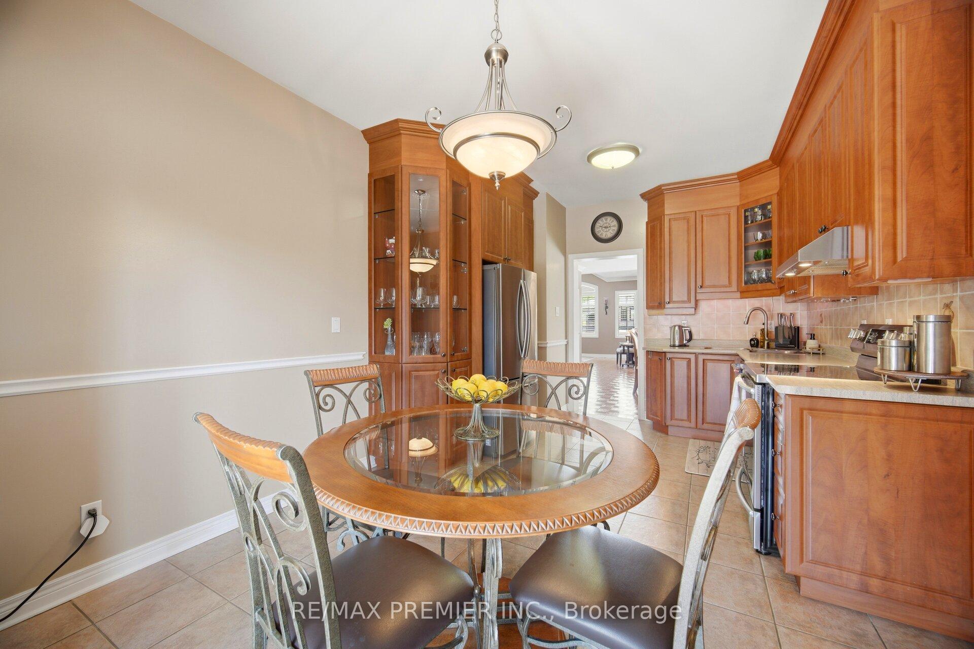 Photo 12 of 137 Blackthorn Drive, Vaughan, Maple — HOMEH