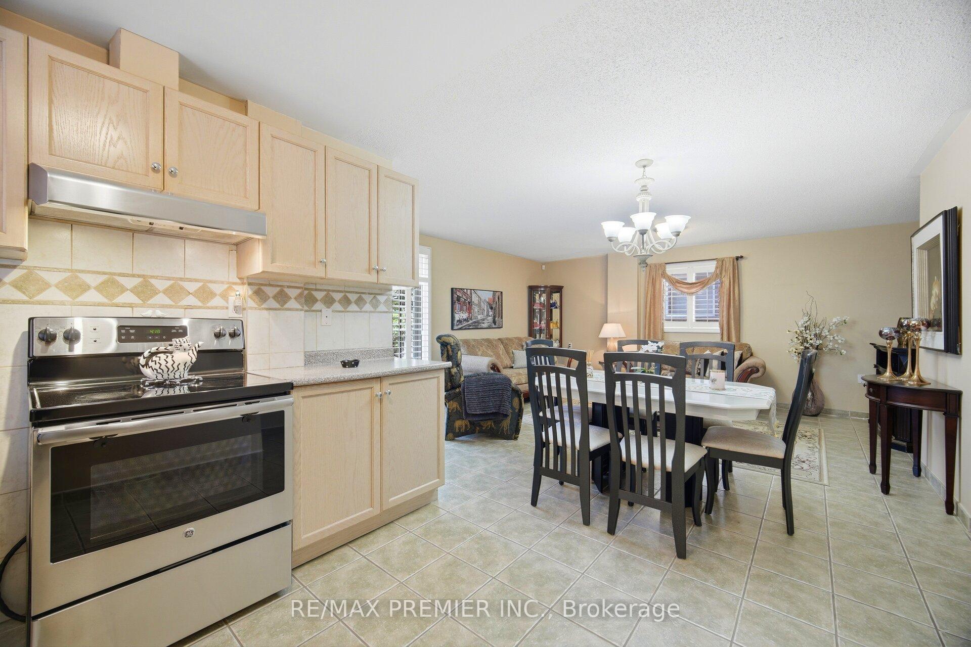 Photo 21 of 137 Blackthorn Drive, Vaughan, Maple — HOMEH