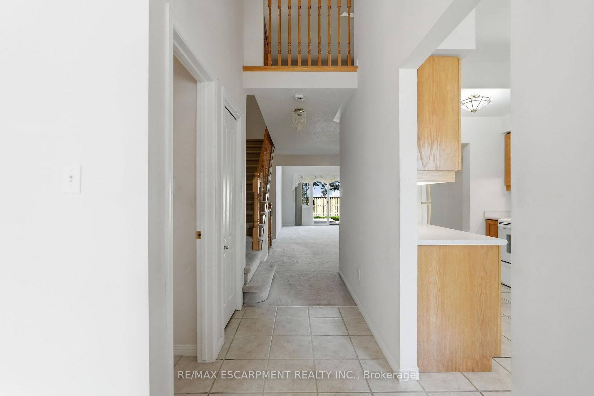 Photo 6 of Unit 41, 212 Stonehenge Drive, Hamilton, Meadowlands — HOMEH