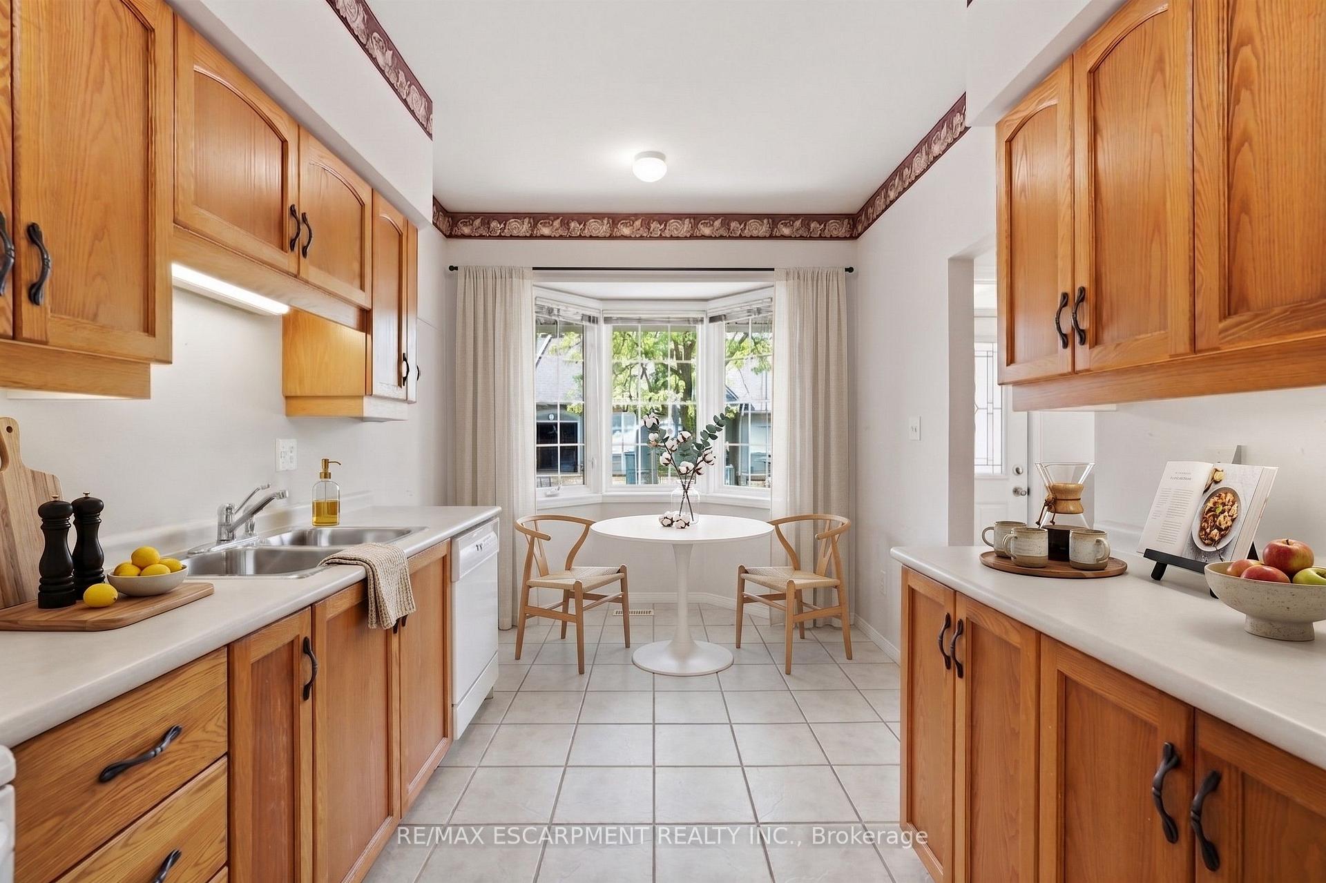 Photo 7 of Unit 41, 212 Stonehenge Drive, Hamilton, Meadowlands — HOMEH