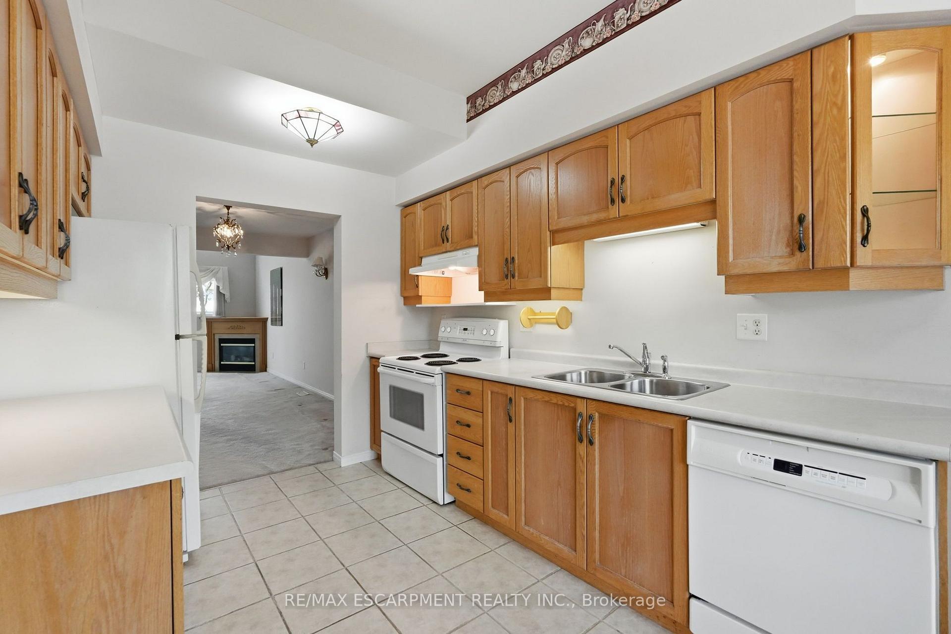 Photo 8 of Unit 41, 212 Stonehenge Drive, Hamilton, Meadowlands — HOMEH