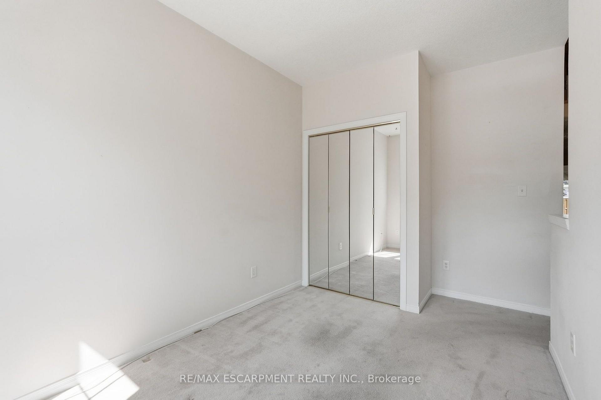 Photo 13 of Unit 41, 212 Stonehenge Drive, Hamilton, Meadowlands — HOMEH
