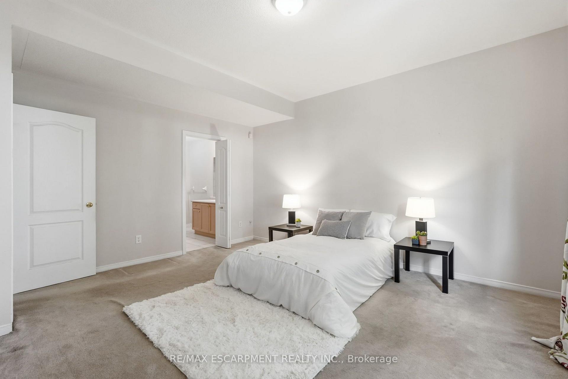 Photo 16 of Unit 41, 212 Stonehenge Drive, Hamilton, Meadowlands — HOMEH