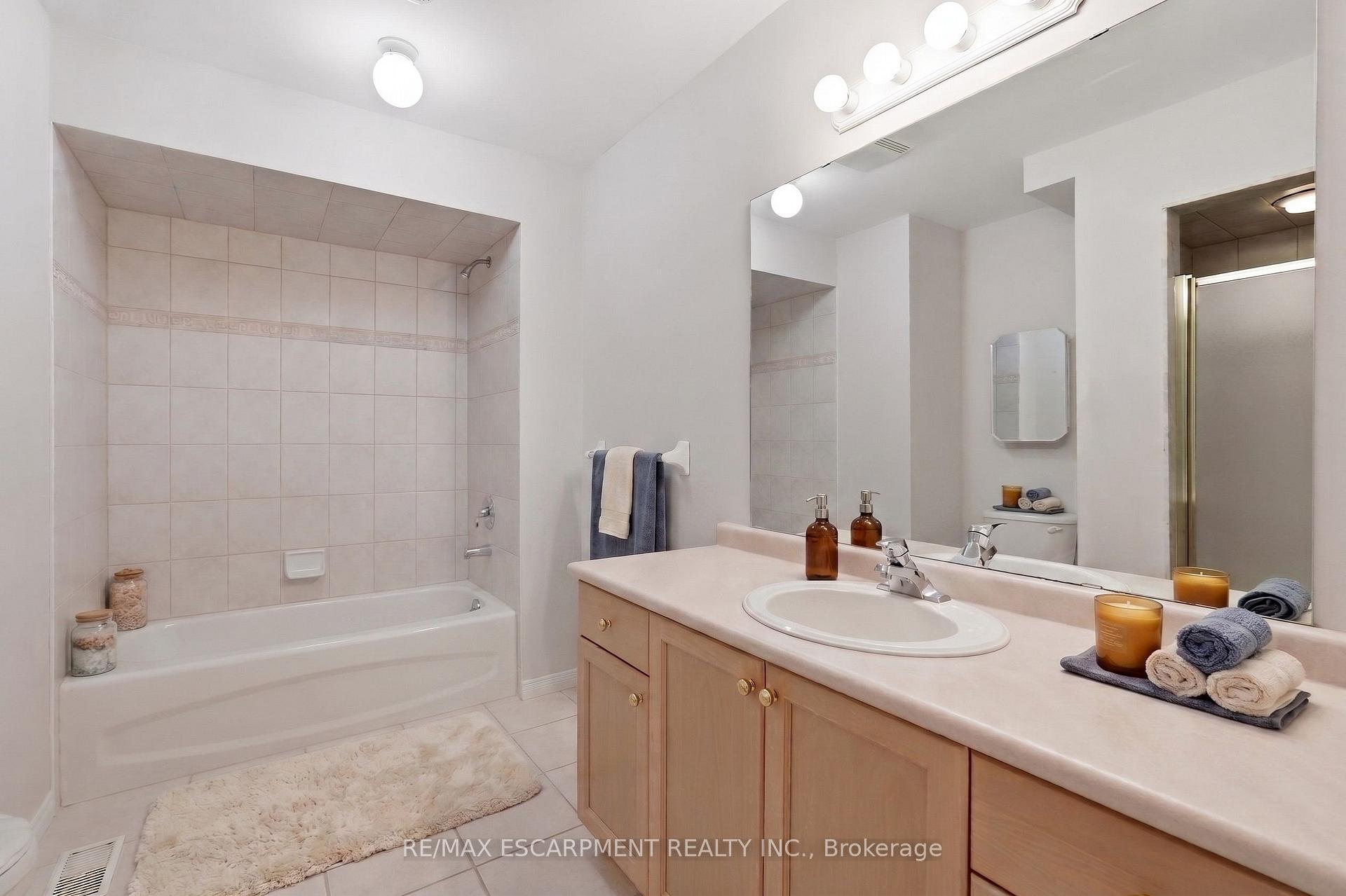 Photo 18 of Unit 41, 212 Stonehenge Drive, Hamilton, Meadowlands — HOMEH