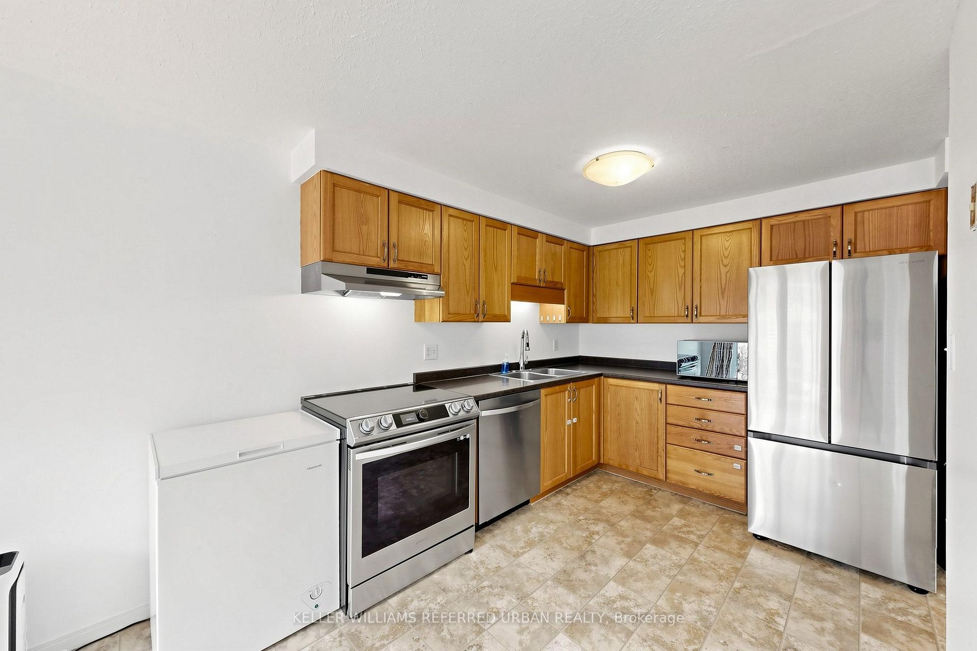 Photo 12 of 38 Activa Avenue, Kitchener, Laurentian Hills — HOMEH