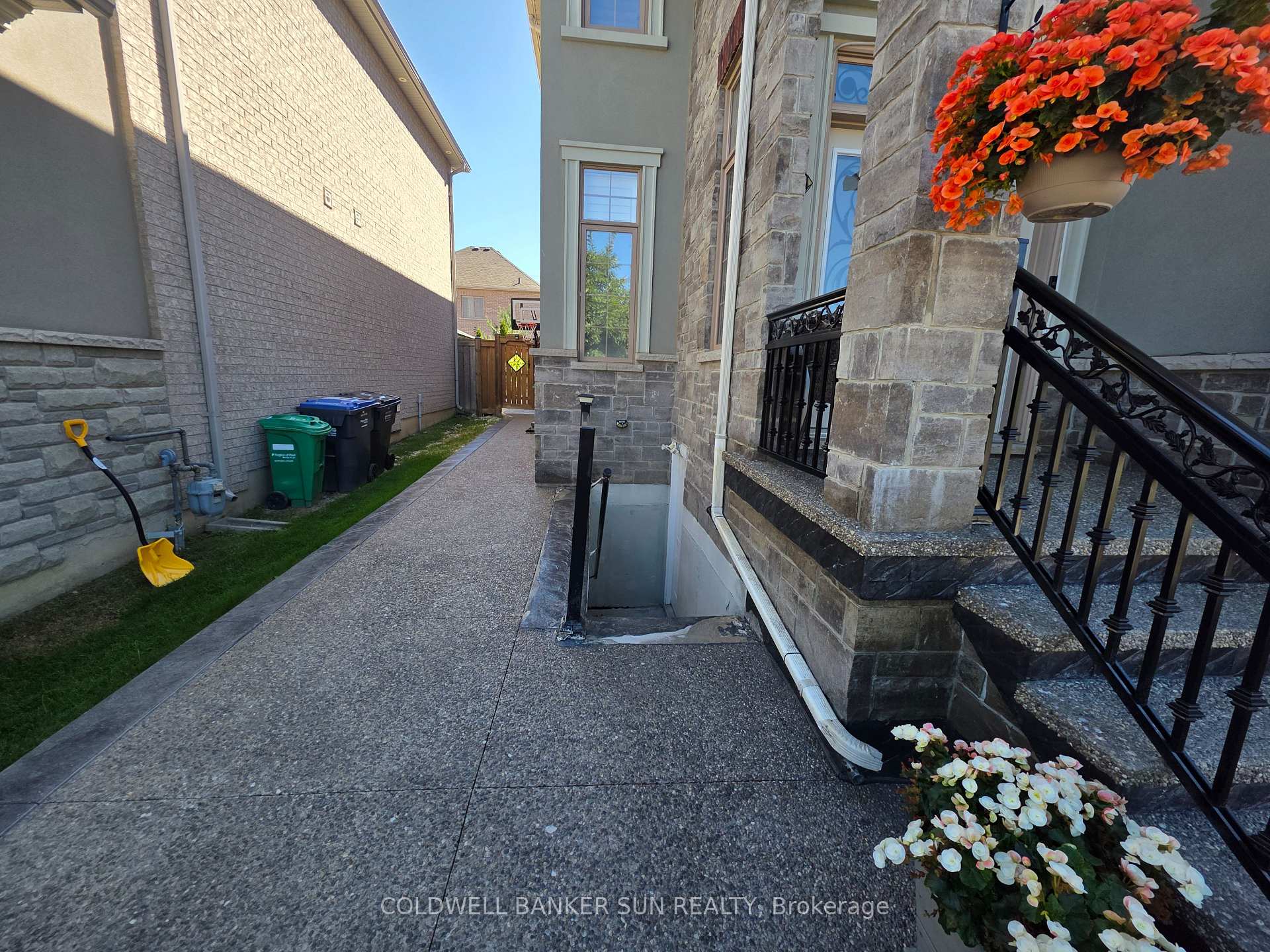 Photo 3 of 76 Cedarholme Avenue, Caledon, Rural Caledon — HOMEH