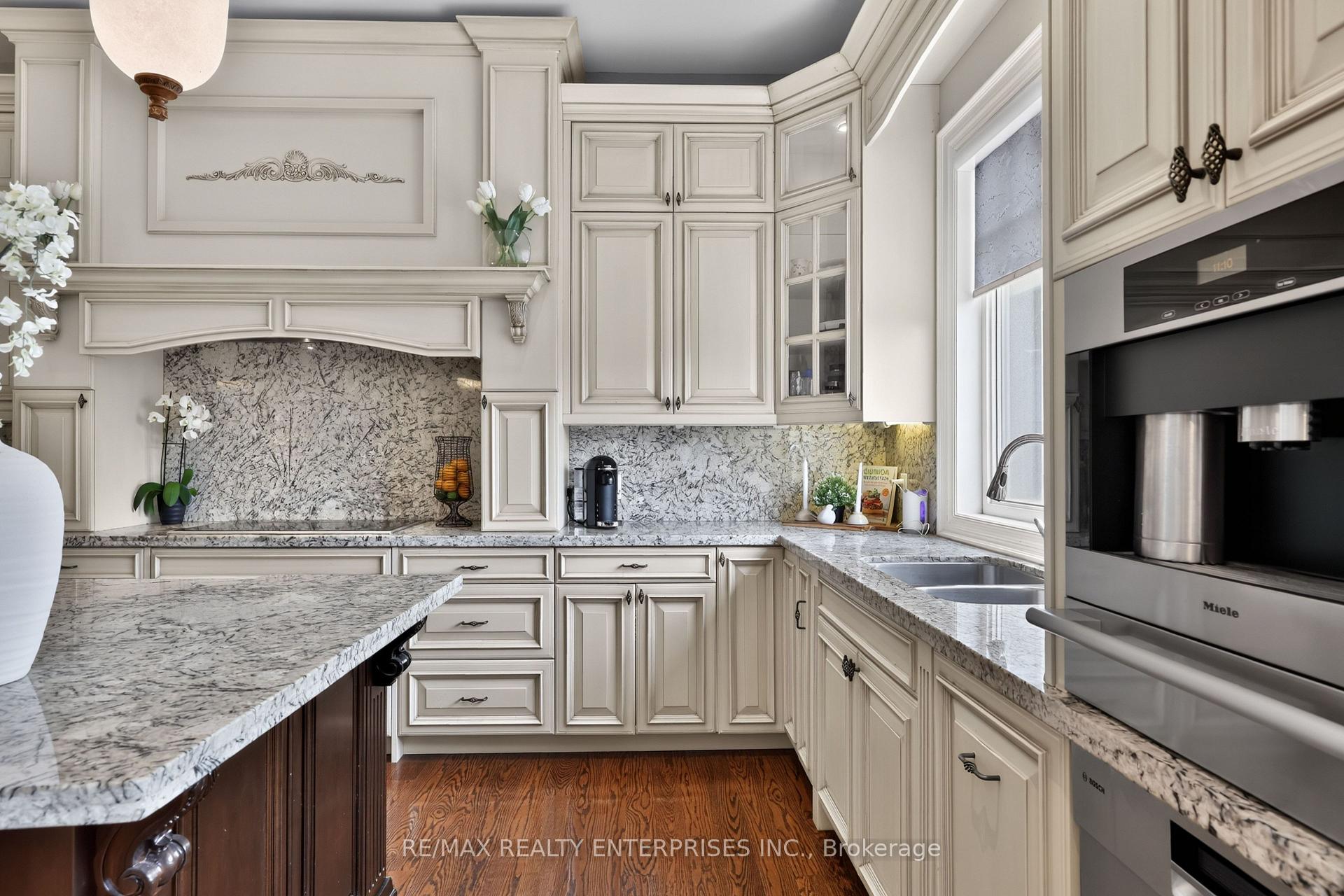 Photo 11 of 2513 Sharon Crescent, Mississauga, Erindale — HOMEH