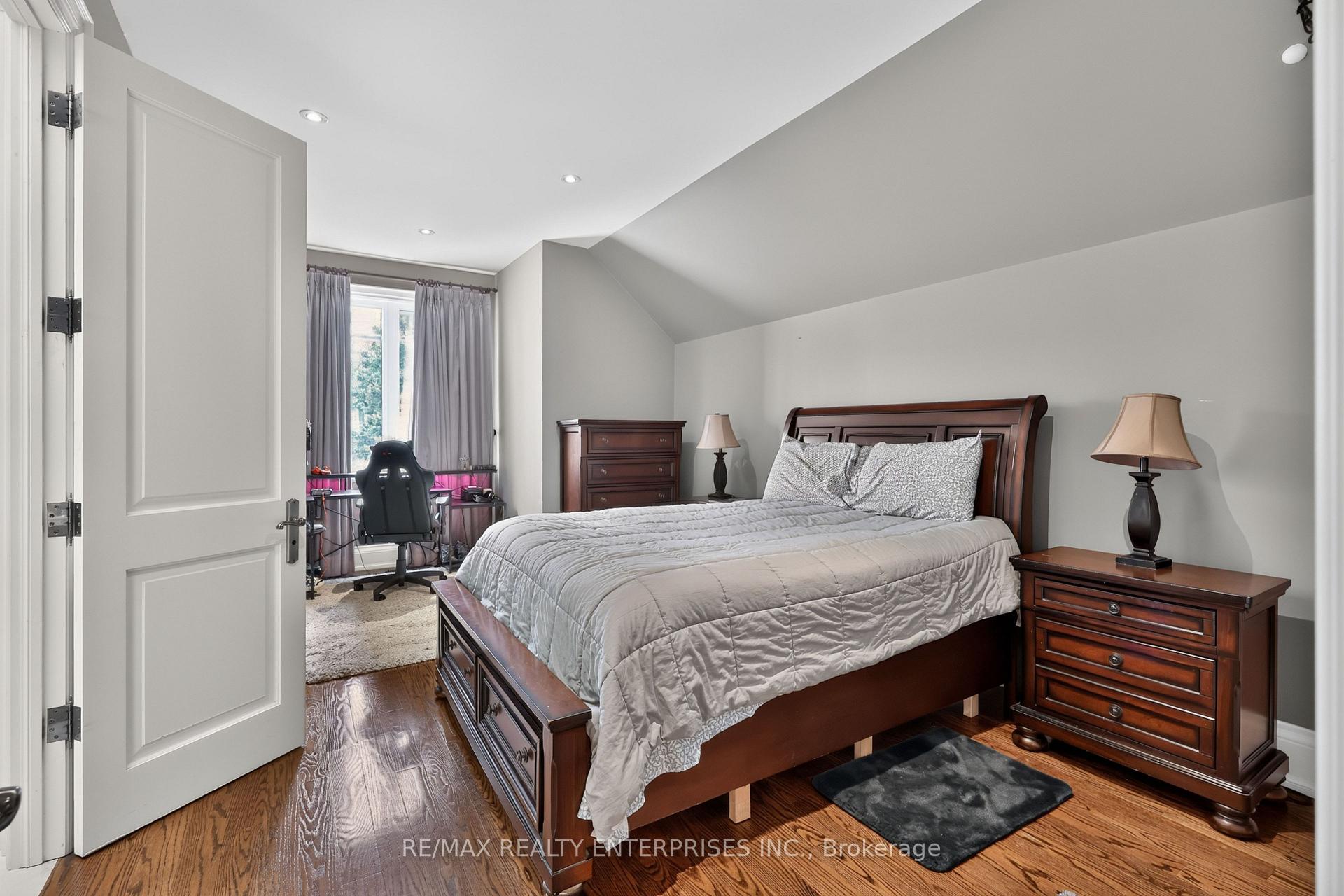 Photo 32 of 2513 Sharon Crescent, Mississauga, Erindale — HOMEH