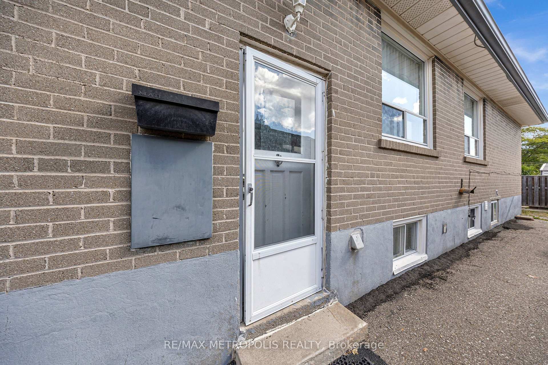 Photo 2 of Unit Main, 147 Vodden Street E, Brampton, Brampton North — HOMEH