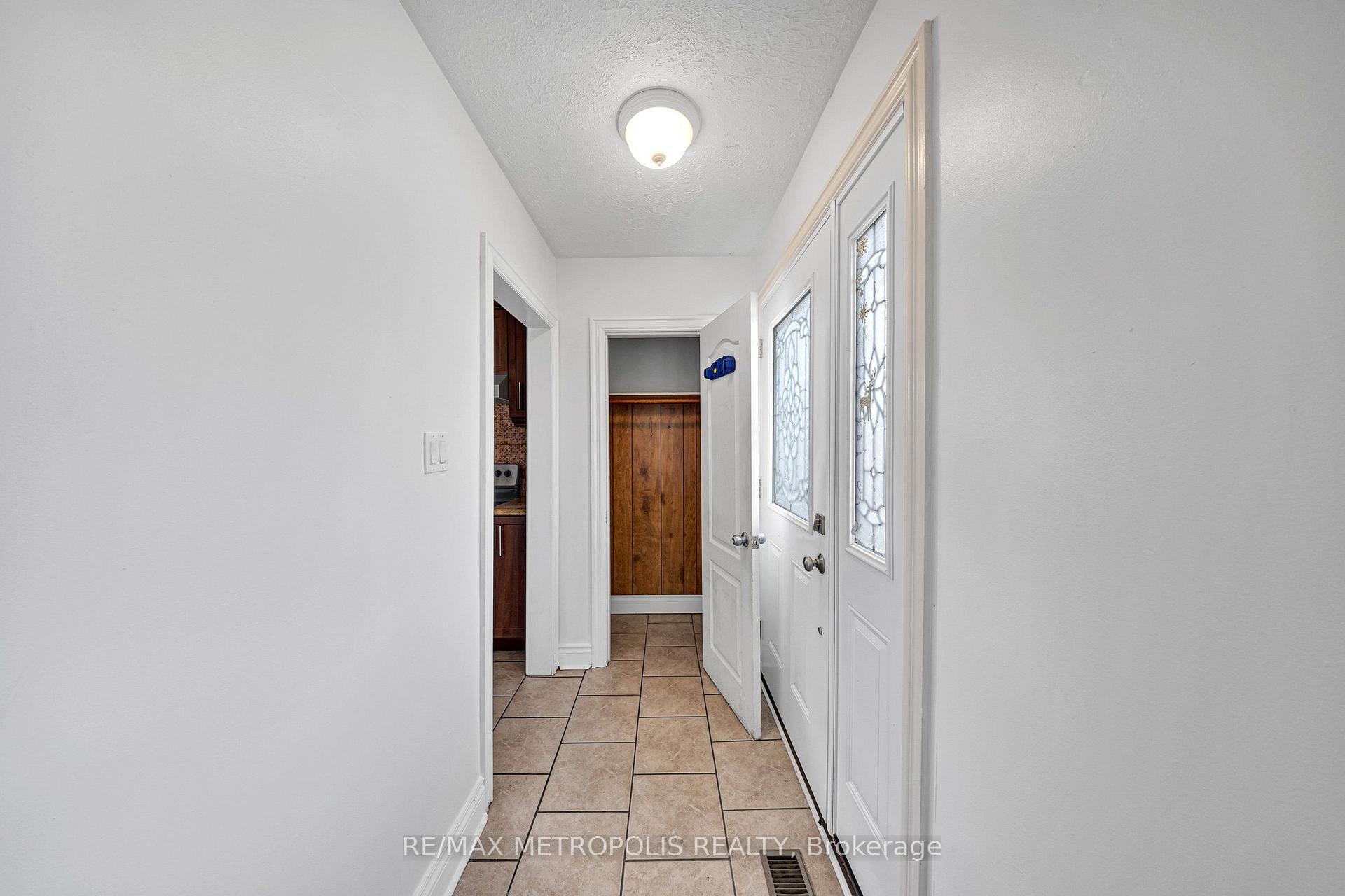 Photo 4 of Unit Main, 147 Vodden Street E, Brampton, Brampton North — HOMEH