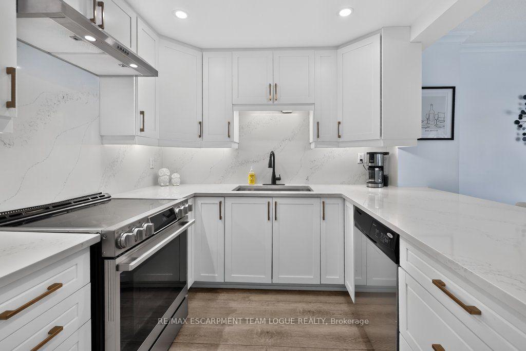 Photo 11 of 6 Harbour Drive, Hamilton, Stoney Creek — HOMEH