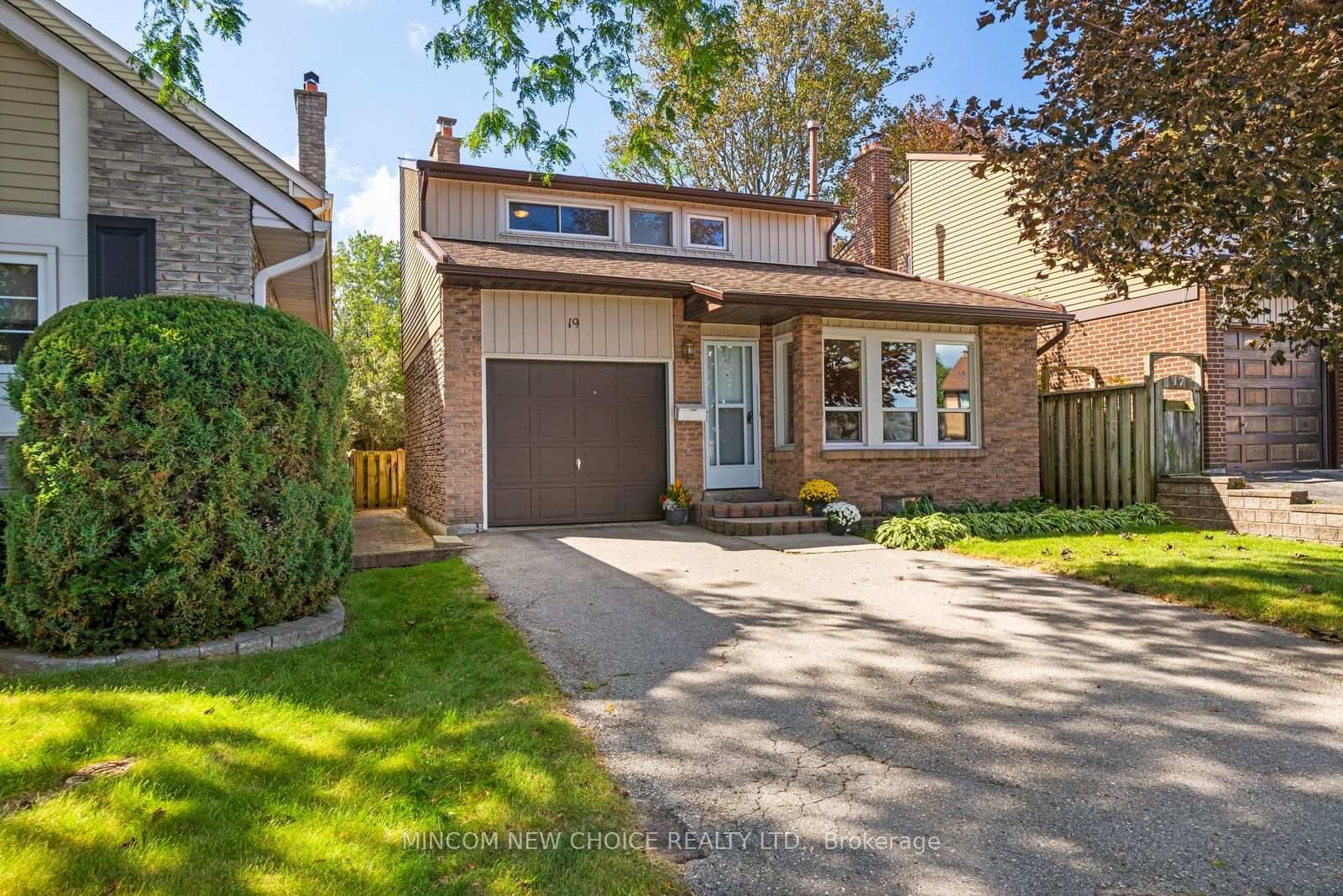 Photo 2 of 19 Mcrae Road, Ajax, South East — HOMEH