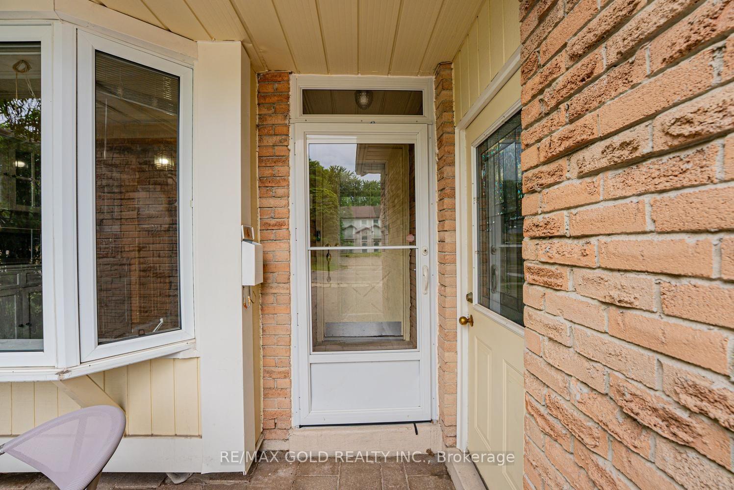 Photo 3 of 1 Wolverton Crescent, Brampton, Central Park — HOMEH