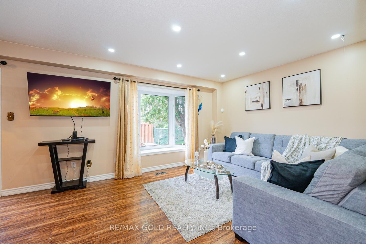 Photo 6 of 1 Wolverton Crescent, Brampton, Central Park — HOMEH