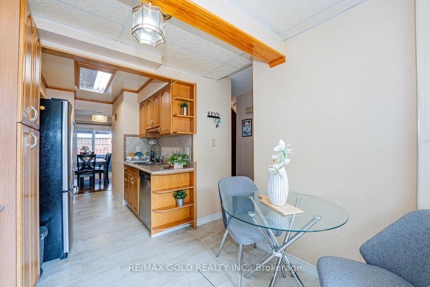 Photo 14 of 1 Wolverton Crescent, Brampton, Central Park — HOMEH