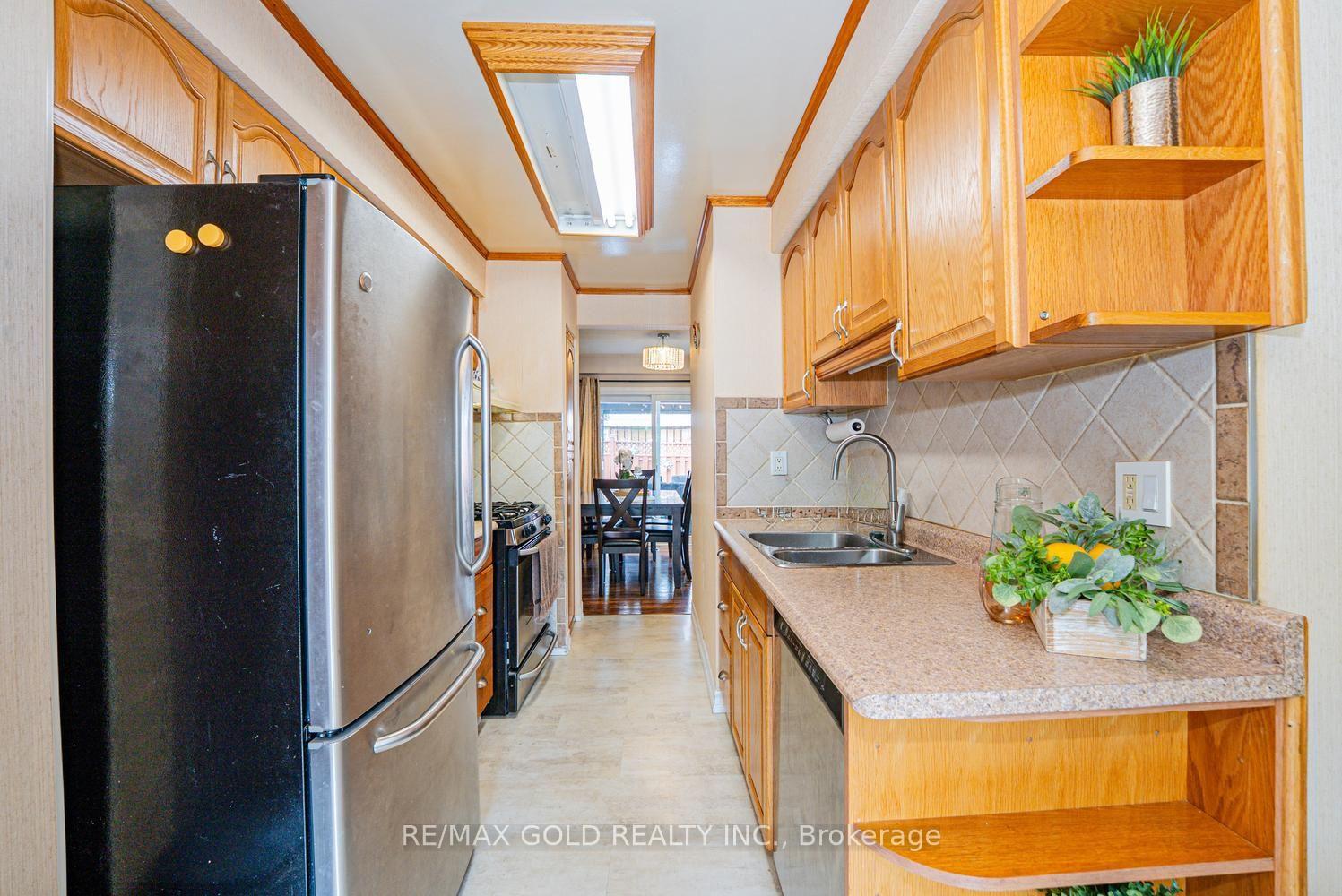 Photo 16 of 1 Wolverton Crescent, Brampton, Central Park — HOMEH