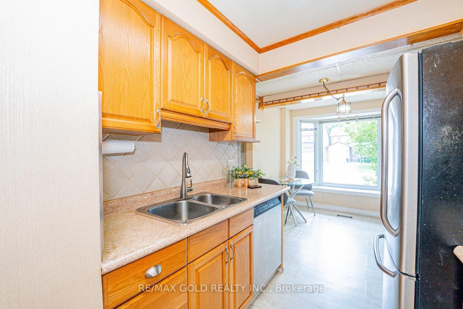 Photo 18 of 1 Wolverton Crescent, Brampton, Central Park — HOMEH